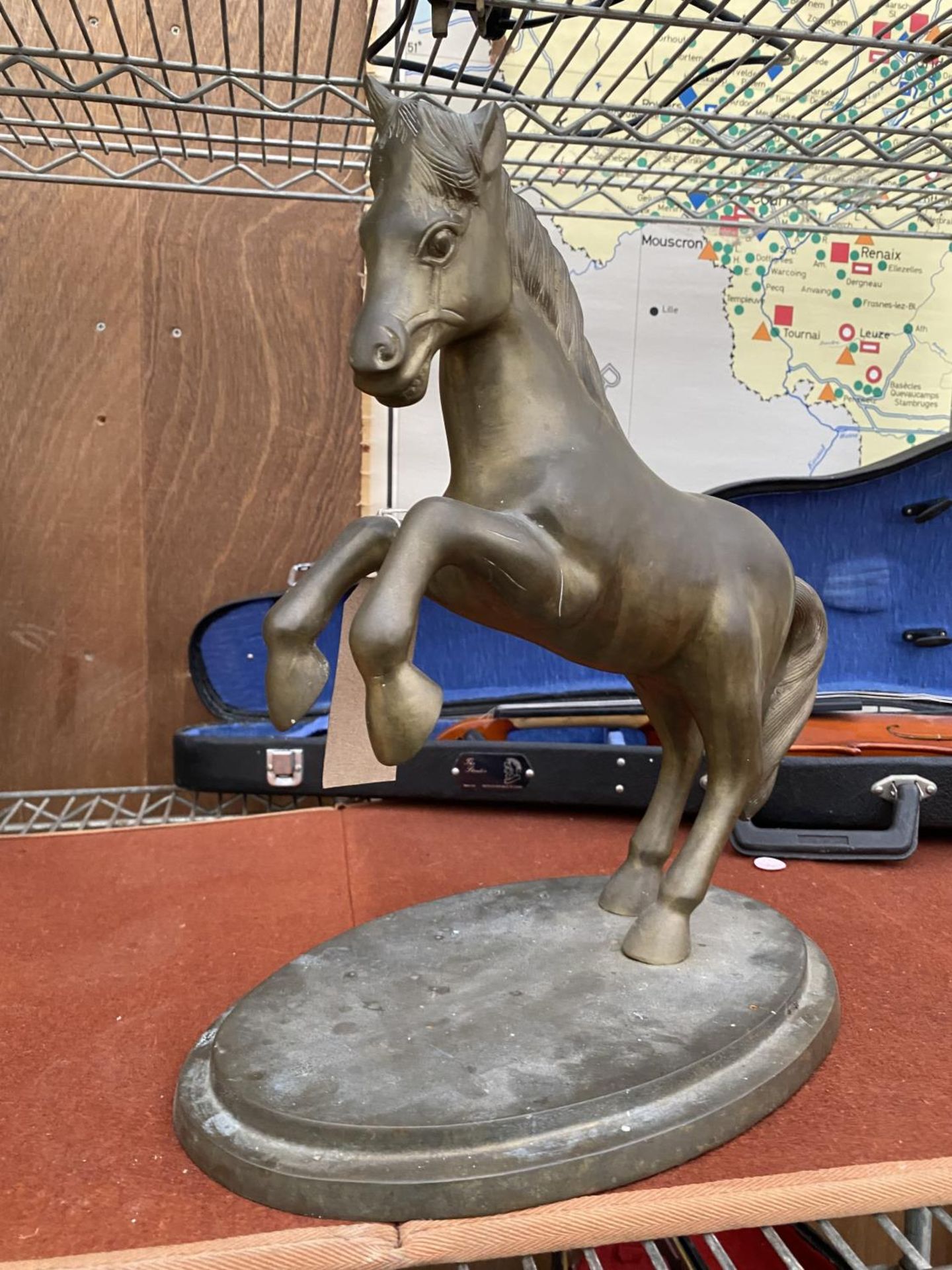 A LARGE BRASS REARING HORSE WITH BRASS BASE (H:34CM) - Image 2 of 3