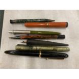 A COLLECTION OF BALLPOINT AND FOUNTAIN PENS TO INCLUDE A SWAN WITH 14 CT GOLD NIB, PARKER BALLPOINT,