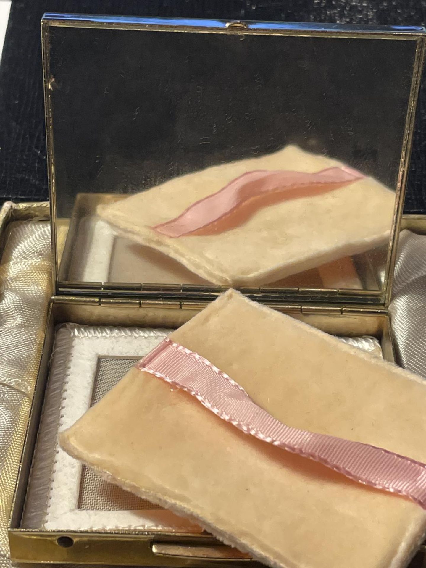 A VINTAGE BOXED SET COMPRISING OF A MOTHER OF PEARL HILTON LIGHTER AND A MATCHING MIRRORED COMPACT - Image 7 of 7