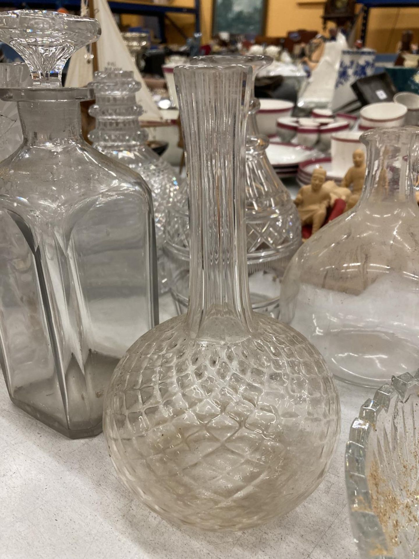 A COLLECTION OF GLASSWARE TO INCLUDE A NUMBER OF DECANTERS TO INCLUDE HOBNAIL, CUT GLASS, ETC PLUS - Image 2 of 4