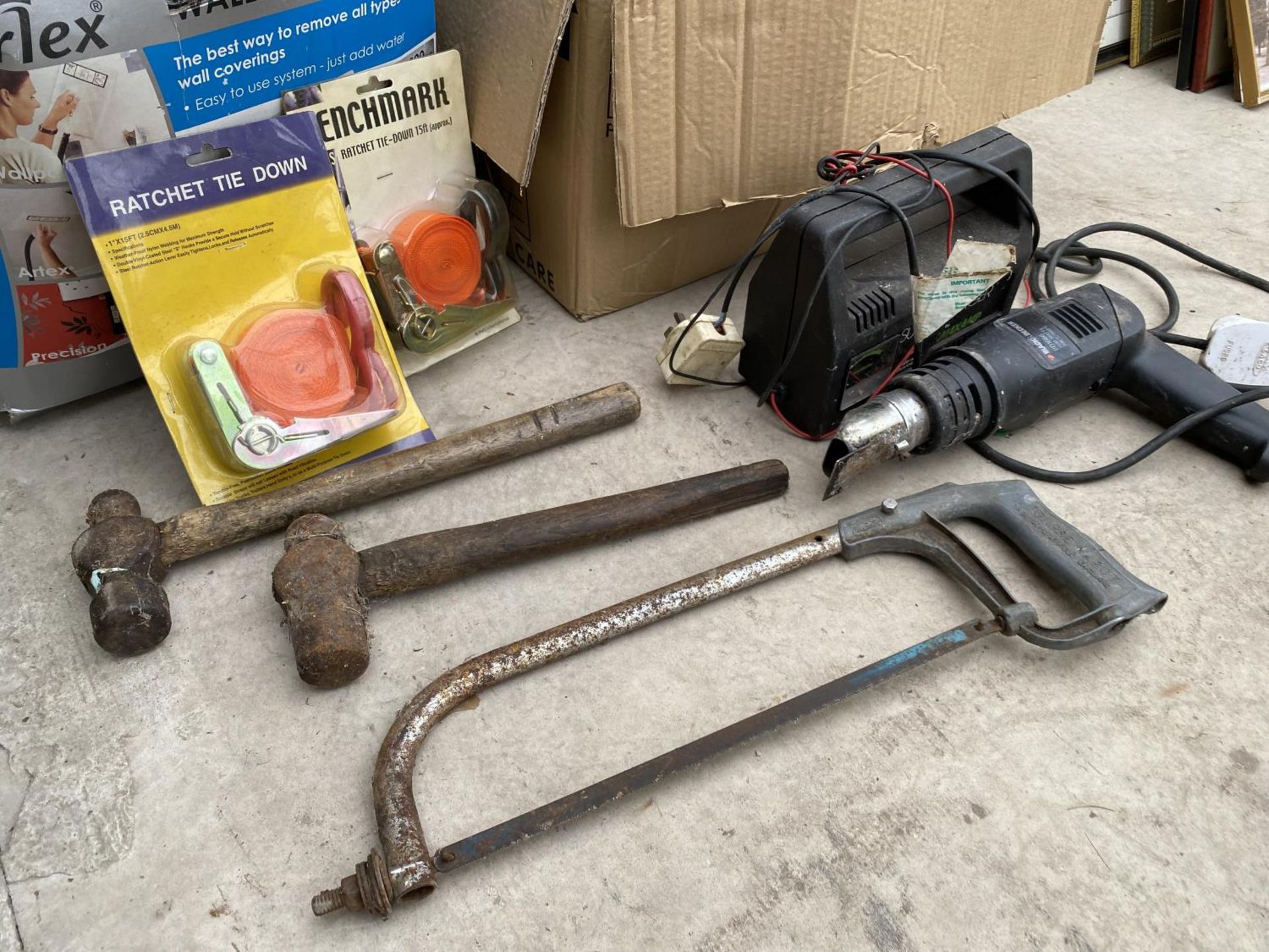 A LARGE ASSORTMENT OF TOOLS TO INCLUDE HAMMERS, SAWS AND AN ELECTRIC HEAT GUN ETC - Image 2 of 6