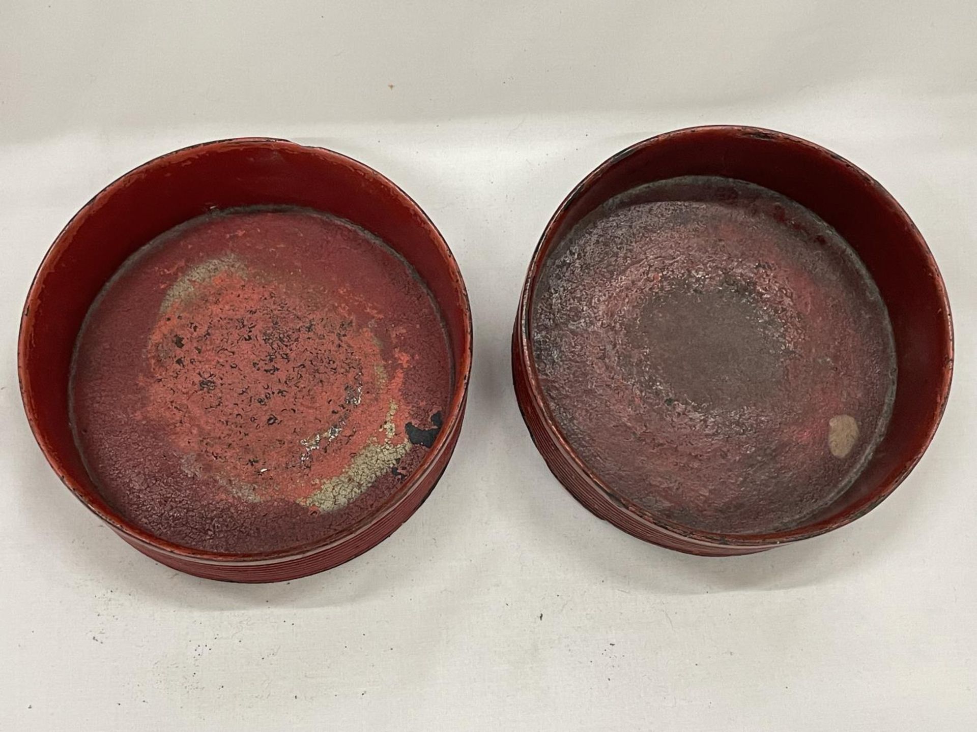 A PAIR OF BELIEVED ENGLISH REGENCY CIRCA 19TH CENTURY WINE COASTERS IN CINNABAR RED LACQUER - Image 3 of 4