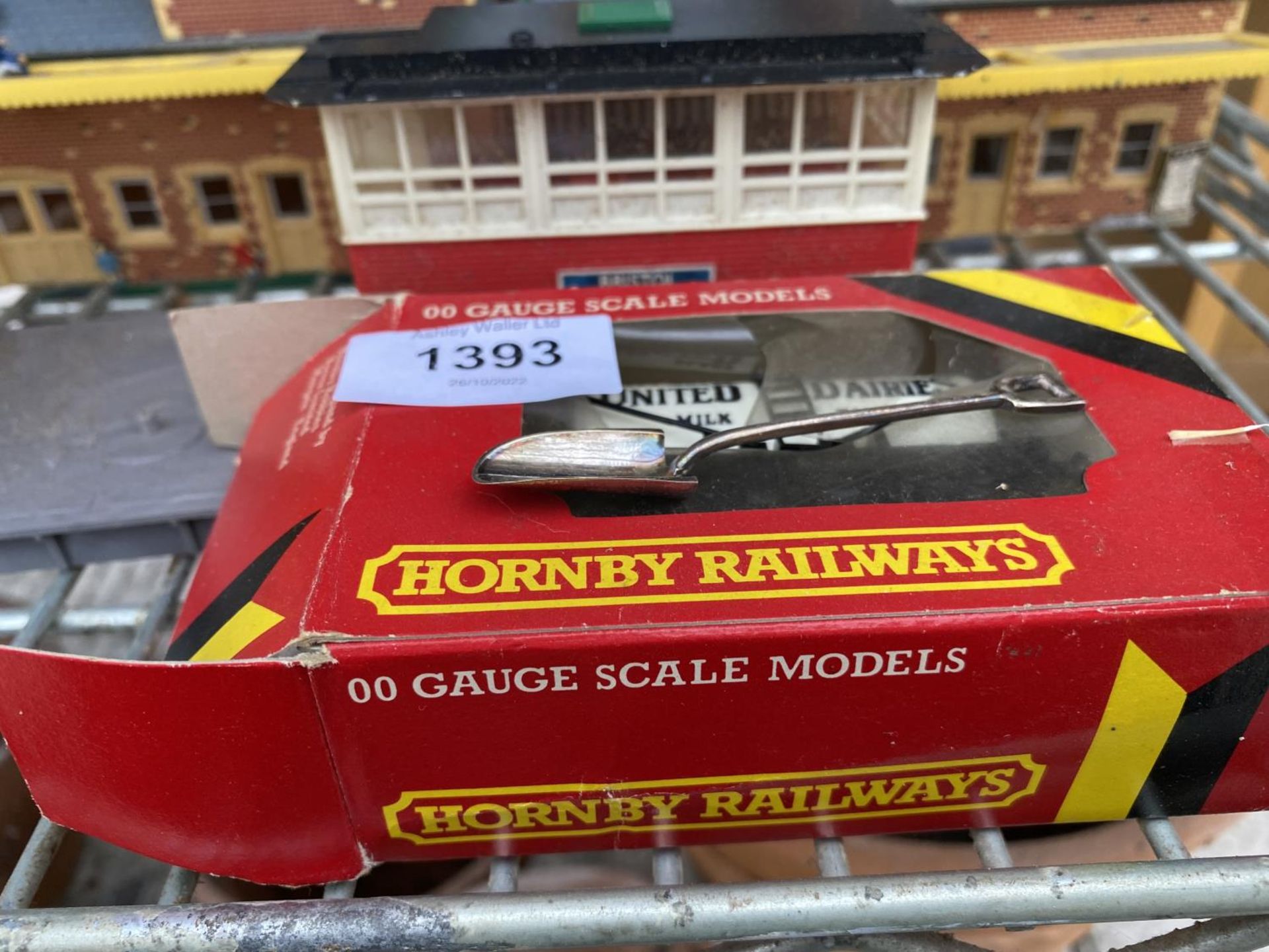 AN ASSORTMENT OF MODEL TRAIN ITEMS TO INCLUDE A HORNBY 00 GAUGE 'UNITED DAIRIES' SCALE MODEL AND - Bild 7 aus 8