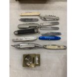 A COLLECTION OF VINTAGE PENKNIVES PLUS A BRASS MAGNIFYING GLASS