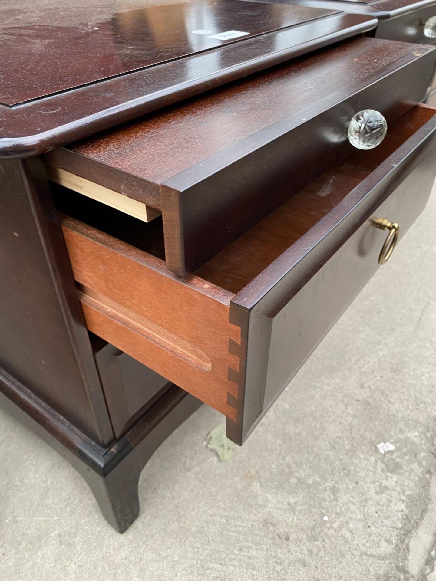 A PAIR OF STAG MINSTREL BEDSIDE CHESTS WITH PULL-OUT SLIDES, WITH GLASS KNOB, 21" WIDE EACH - Image 3 of 3