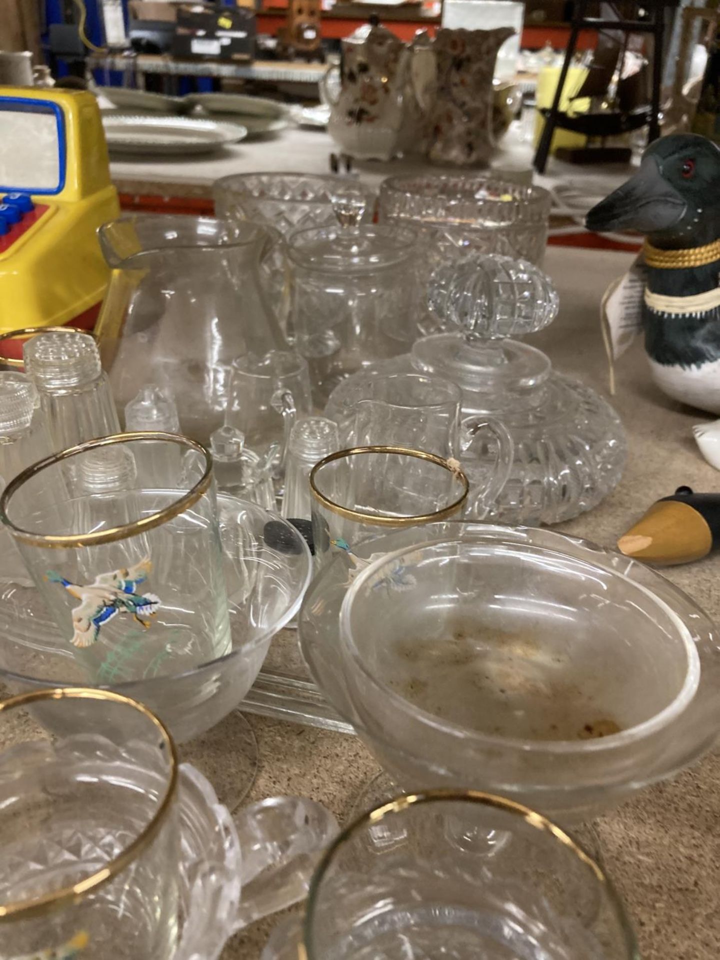 A QUANTITY OF GLASSWARE TO INCLUDE JUGS, SMALL DECANTER, PRESERVE POT, GLASSES, ETC - Image 3 of 4