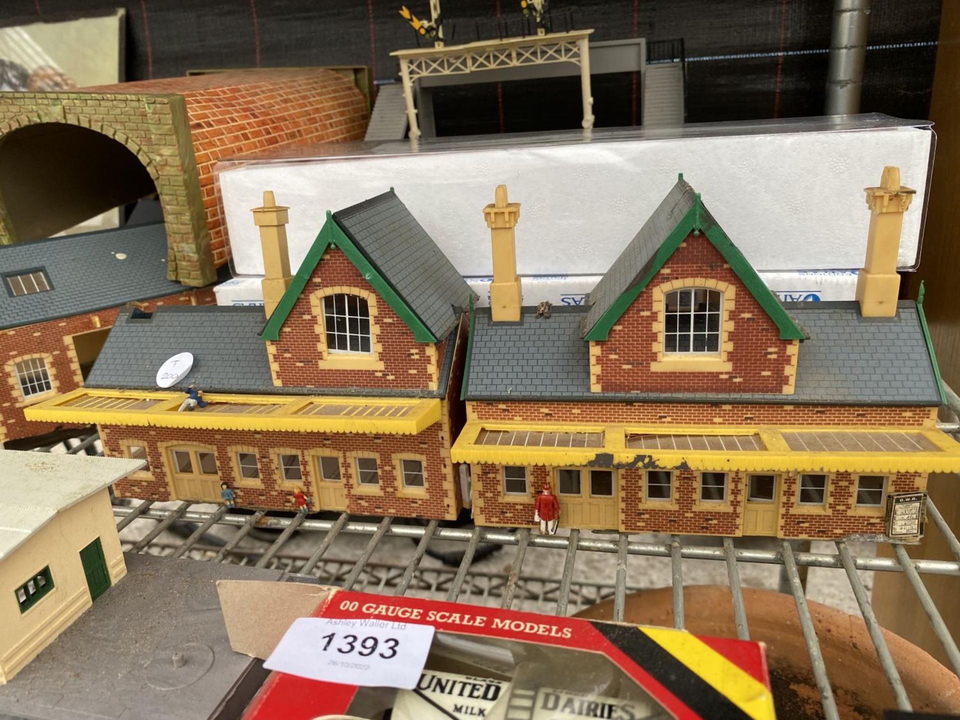 AN ASSORTMENT OF MODEL TRAIN ITEMS TO INCLUDE A HORNBY 00 GAUGE 'UNITED DAIRIES' SCALE MODEL AND - Bild 5 aus 8