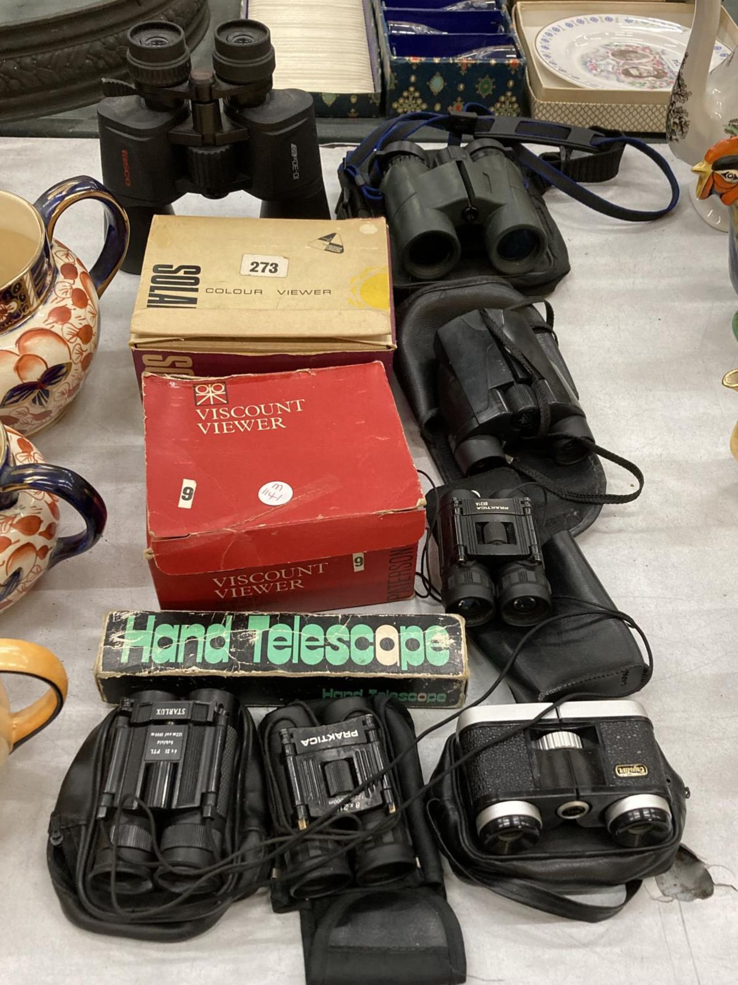 A QUANTITY OF VINTAGE BINOCULARS TO INCLUDE WATERPROOF, PRAKTICA, STARLUX, ETC A VISCOUNT VIEWER AND