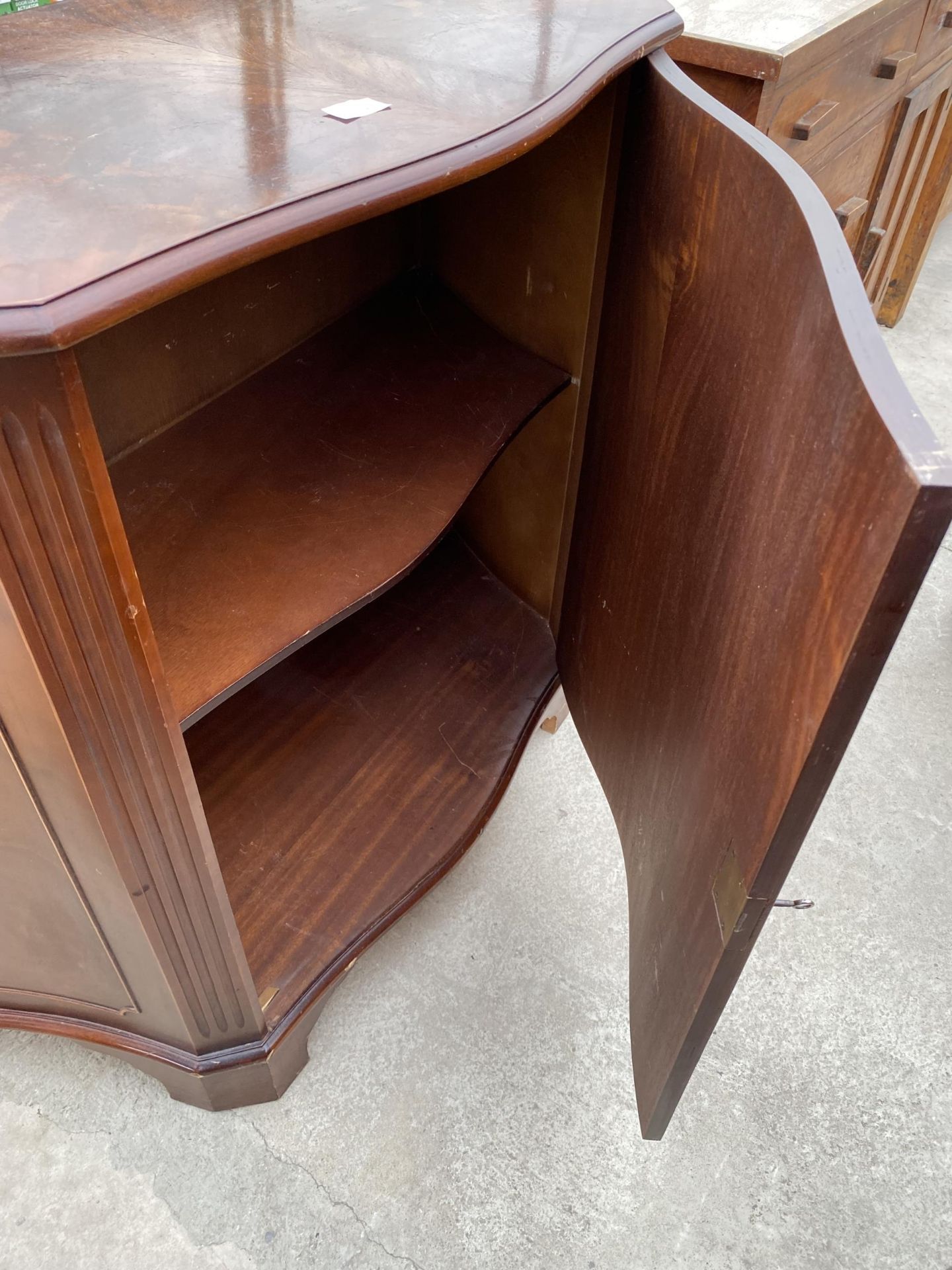 A MAHOGANY SERPENTINE FRONTED SIDE CABINET, 40" WIDE - Image 5 of 5