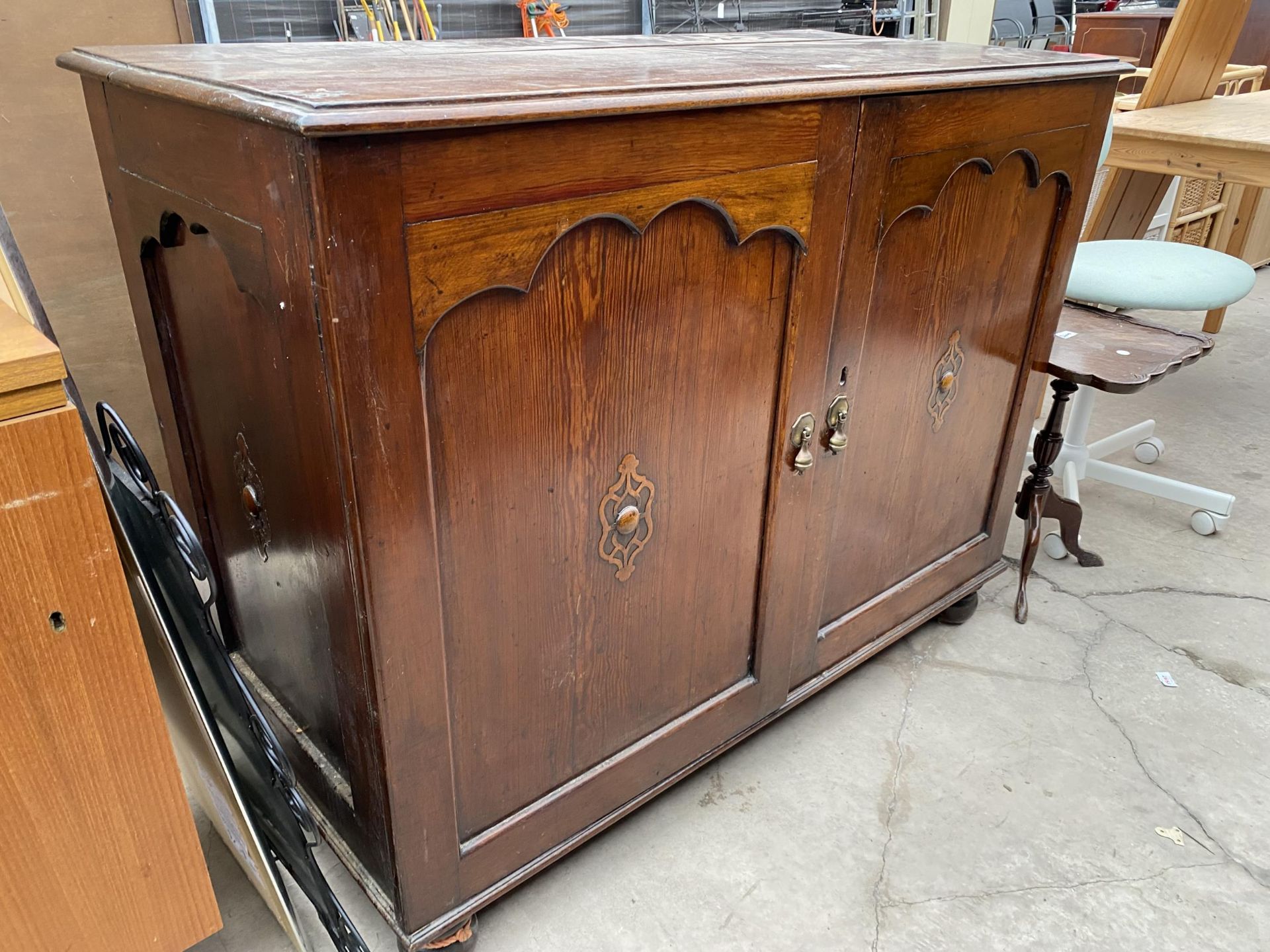 AN EARLY 20TH CENTURY OAK CABINET WITH TWO SLIDES AND TWO DRAWERS TO THE INTERIOR, 48" WIDE - Image 2 of 2