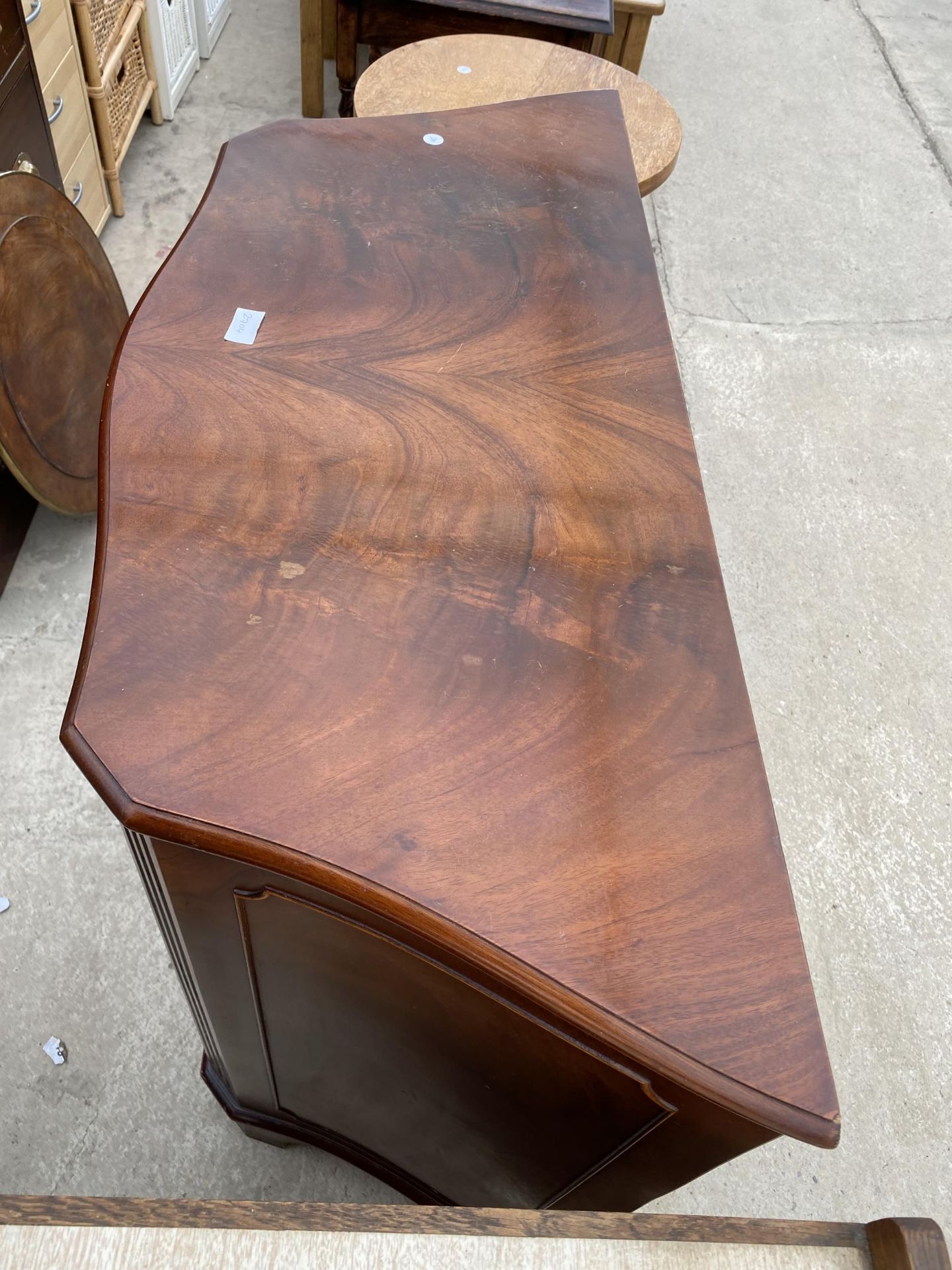 A MAHOGANY SERPENTINE FRONTED SIDE CABINET, 40" WIDE - Image 4 of 5