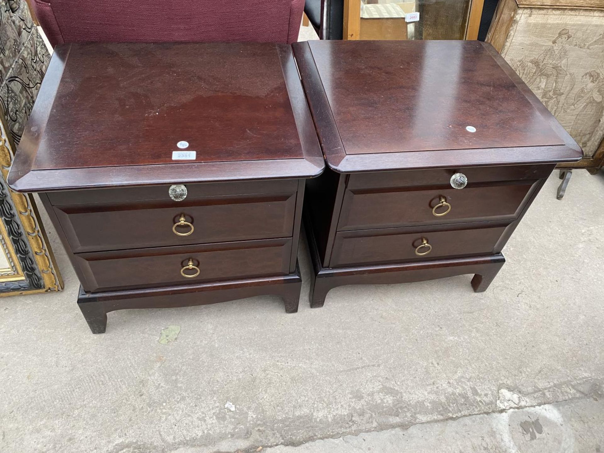 A PAIR OF STAG MINSTREL BEDSIDE CHESTS WITH PULL-OUT SLIDES, WITH GLASS KNOB, 21" WIDE EACH