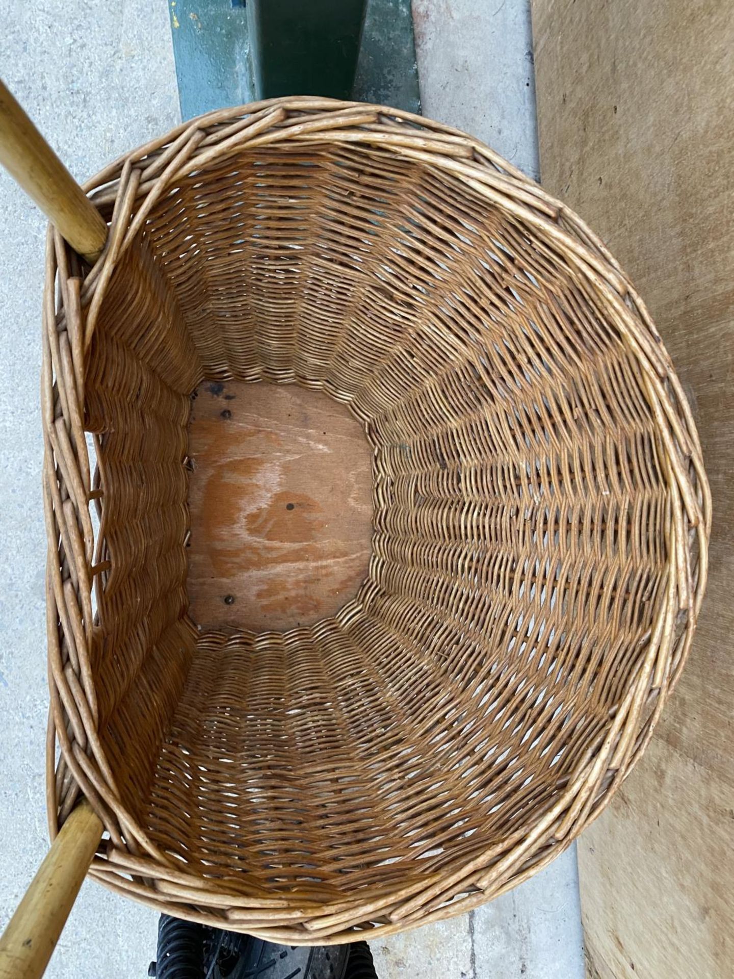 A VINTAGE 1950'S WICKER SHOPPING BASKET - Image 4 of 5