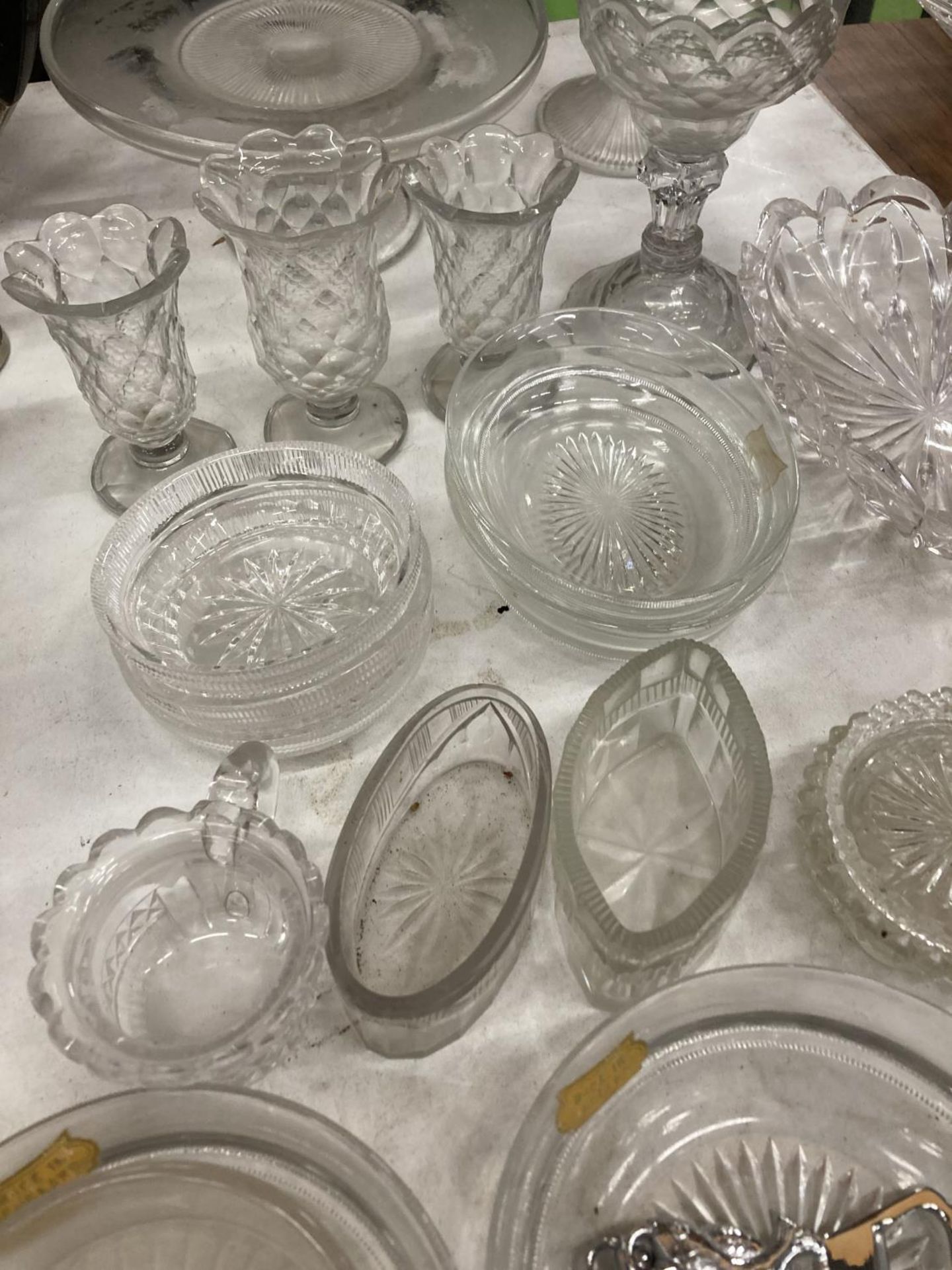 A QUANTITY OF GLASSWARE TO INCLUDE CAKE STANDS, VASES, BOWLS, DISHES, ETC - Image 3 of 4
