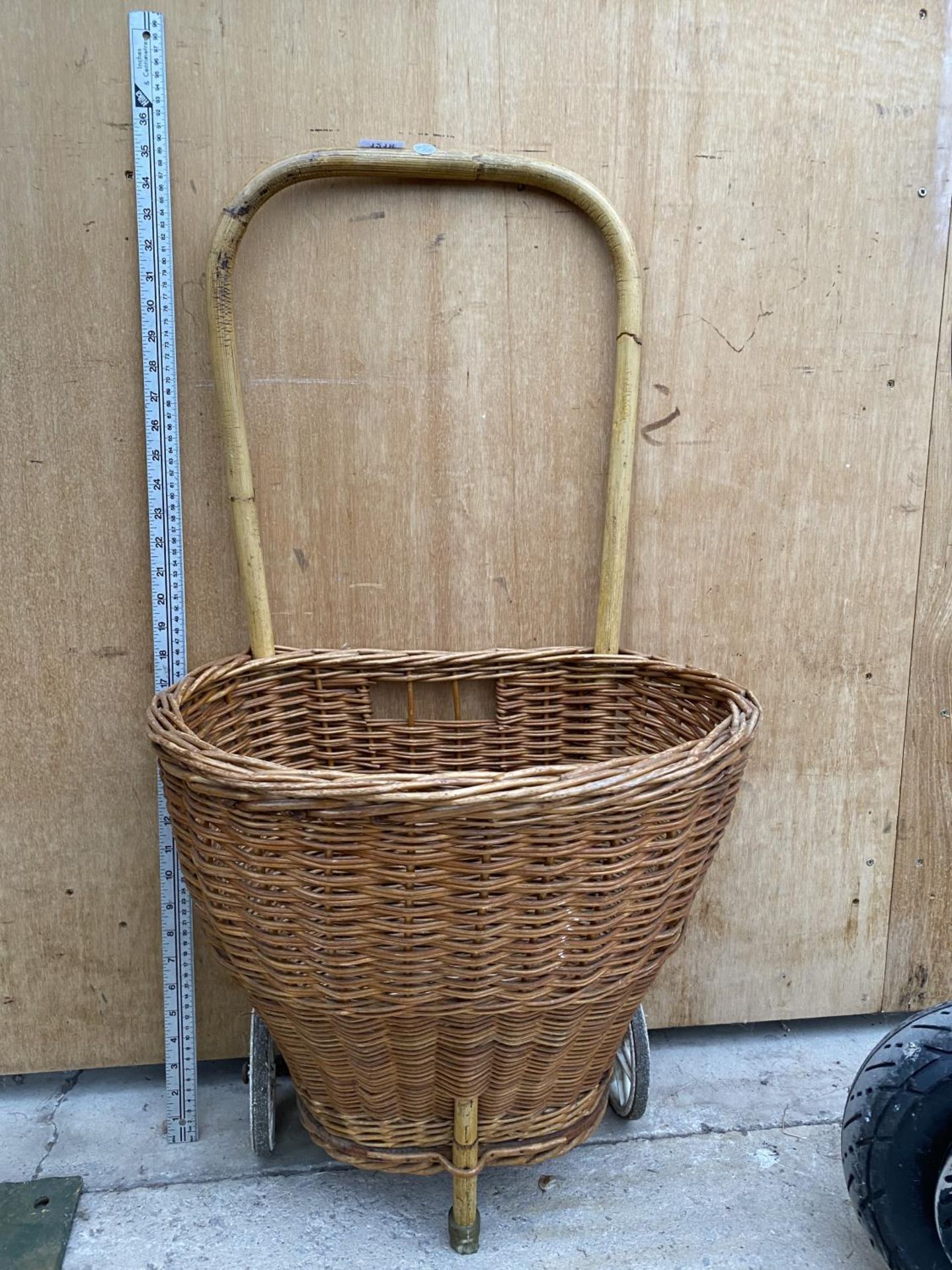 A VINTAGE 1950'S WICKER SHOPPING BASKET - Image 5 of 5