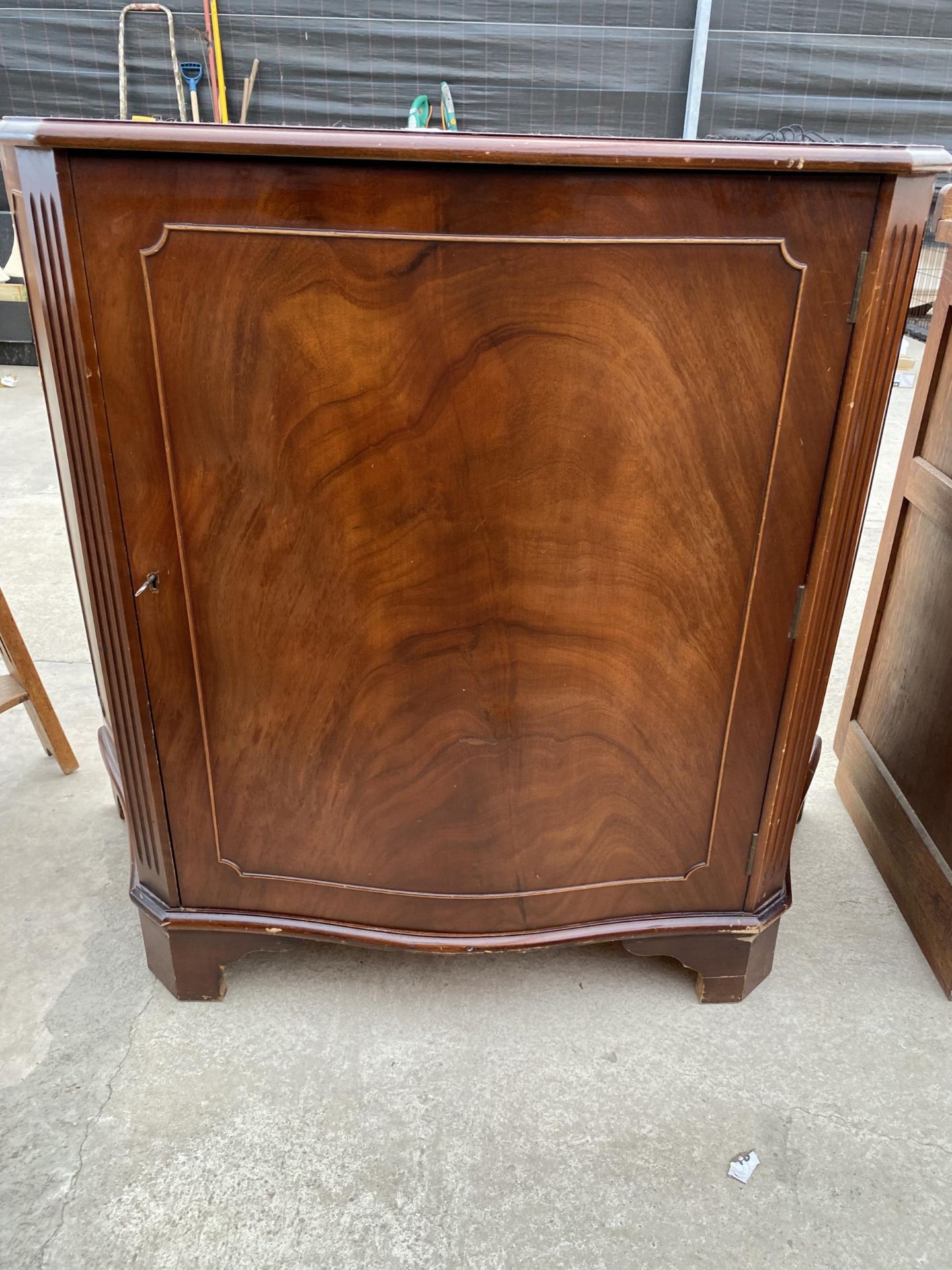 A MAHOGANY SERPENTINE FRONTED SIDE CABINET, 40" WIDE - Image 2 of 5