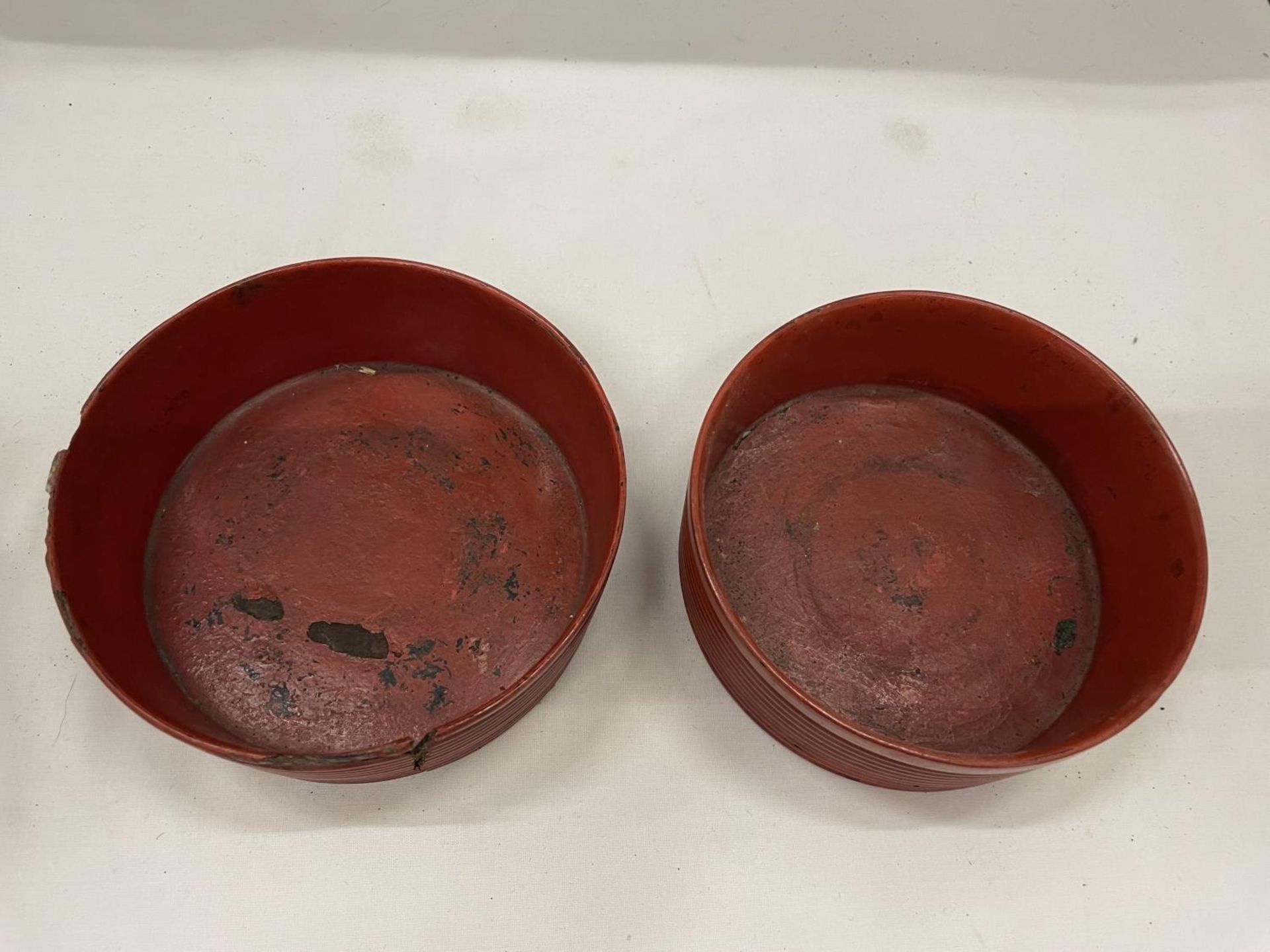 A NEAR PAIR OF BELIEVED ENGLISH REGENCY CIRCA 19TH CENTURY WINE COASTERS IN CINNABAR RED LACQUER - Image 3 of 4