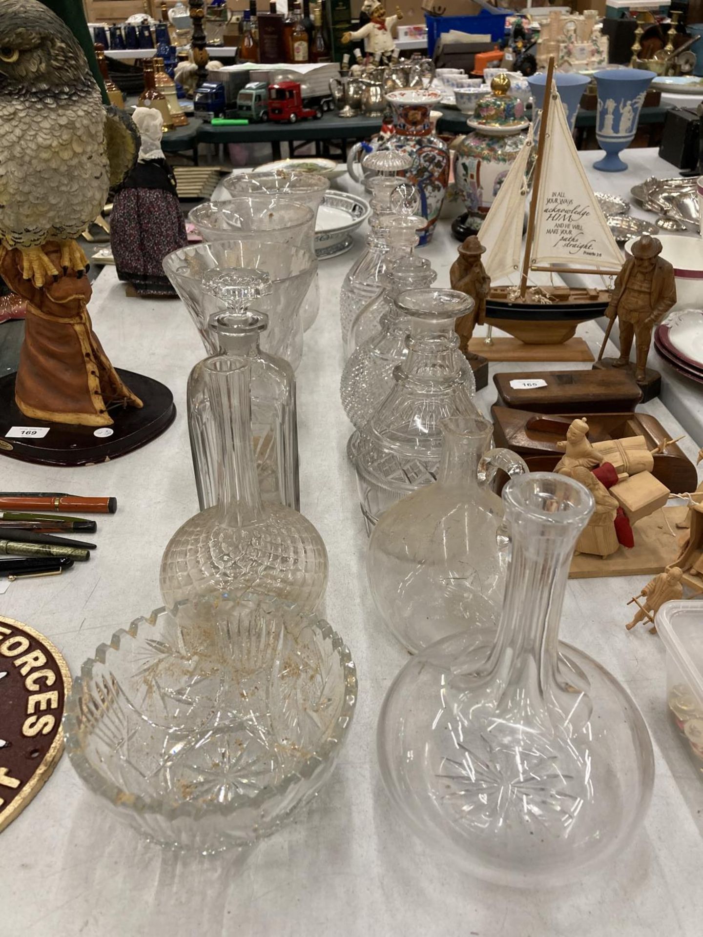A COLLECTION OF GLASSWARE TO INCLUDE A NUMBER OF DECANTERS TO INCLUDE HOBNAIL, CUT GLASS, ETC PLUS
