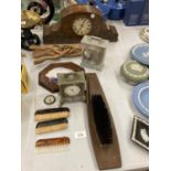 A MIXED LOT TO INCLUDE A VINTAGE MAHOGANY CASED MANTLE CLOCK, CARRIAGE CLOCKS, BRUSHES, ETC