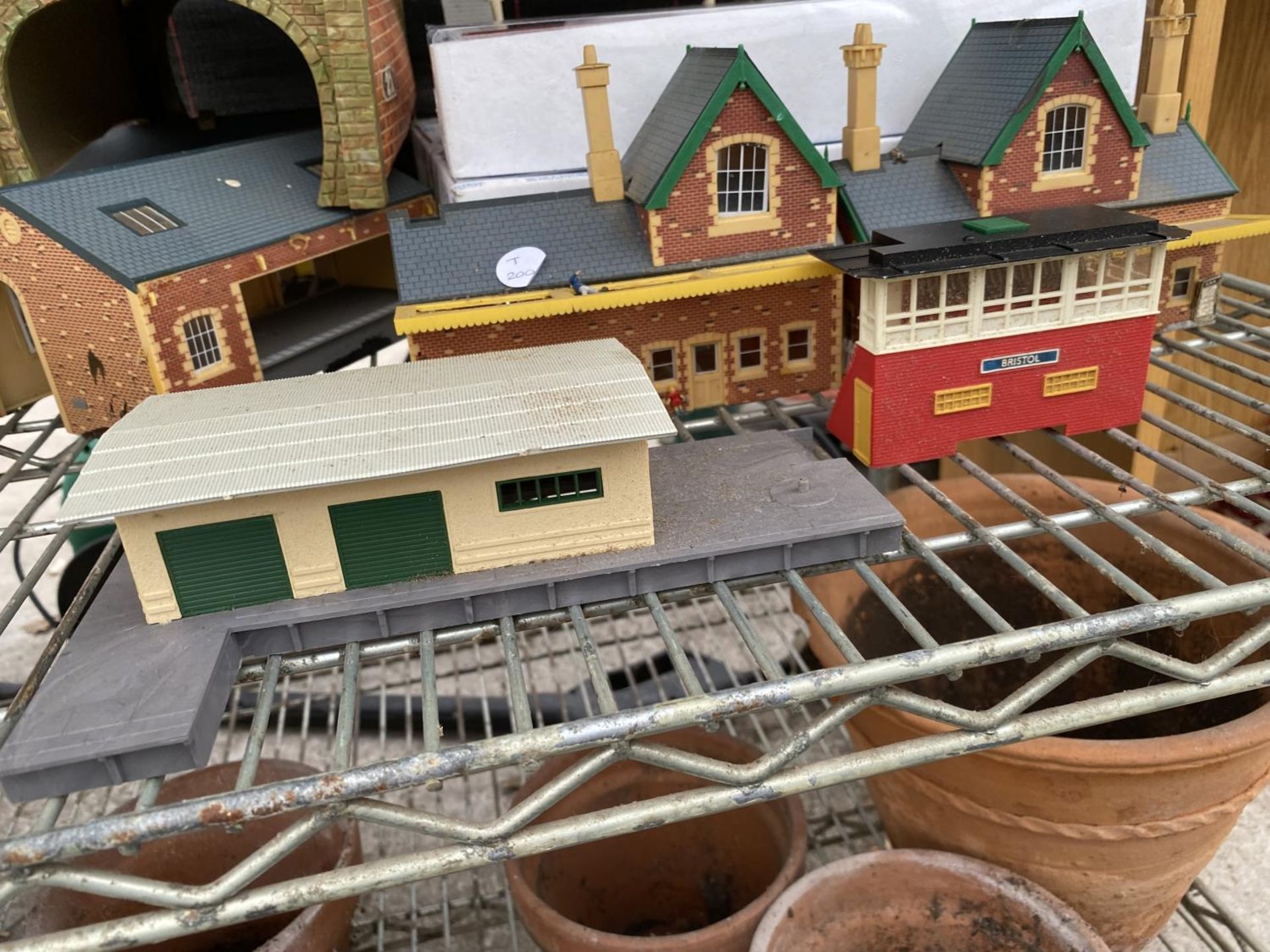 AN ASSORTMENT OF MODEL TRAIN ITEMS TO INCLUDE A HORNBY 00 GAUGE 'UNITED DAIRIES' SCALE MODEL AND - Bild 6 aus 8