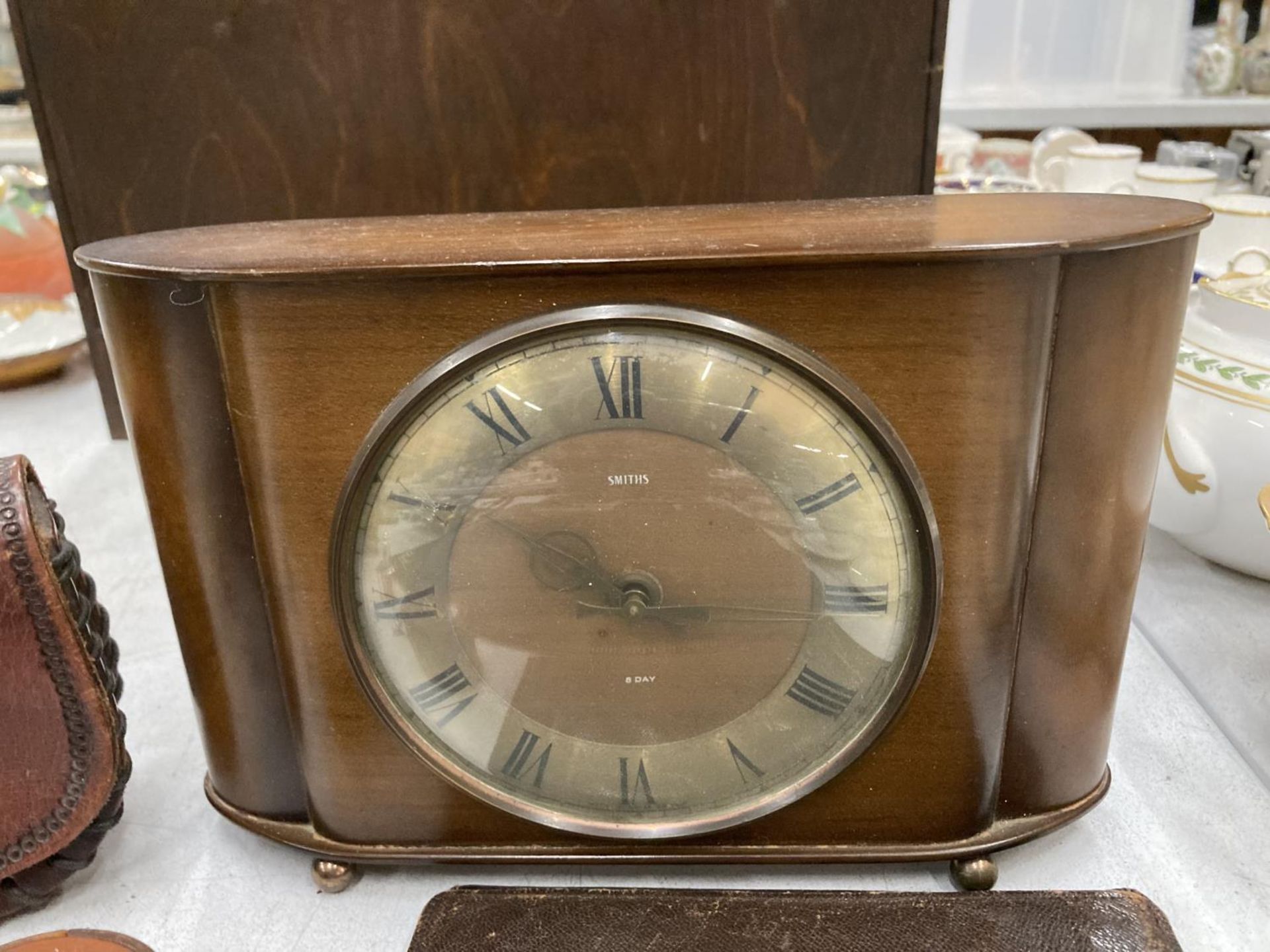 A MIXED LOT TO INCLUDE A SMITHS MANTLE CLOCK, WALLETS, CALCULATORS, CIGARETTE BOXES, PEN KNIVES, ETC - Image 2 of 5