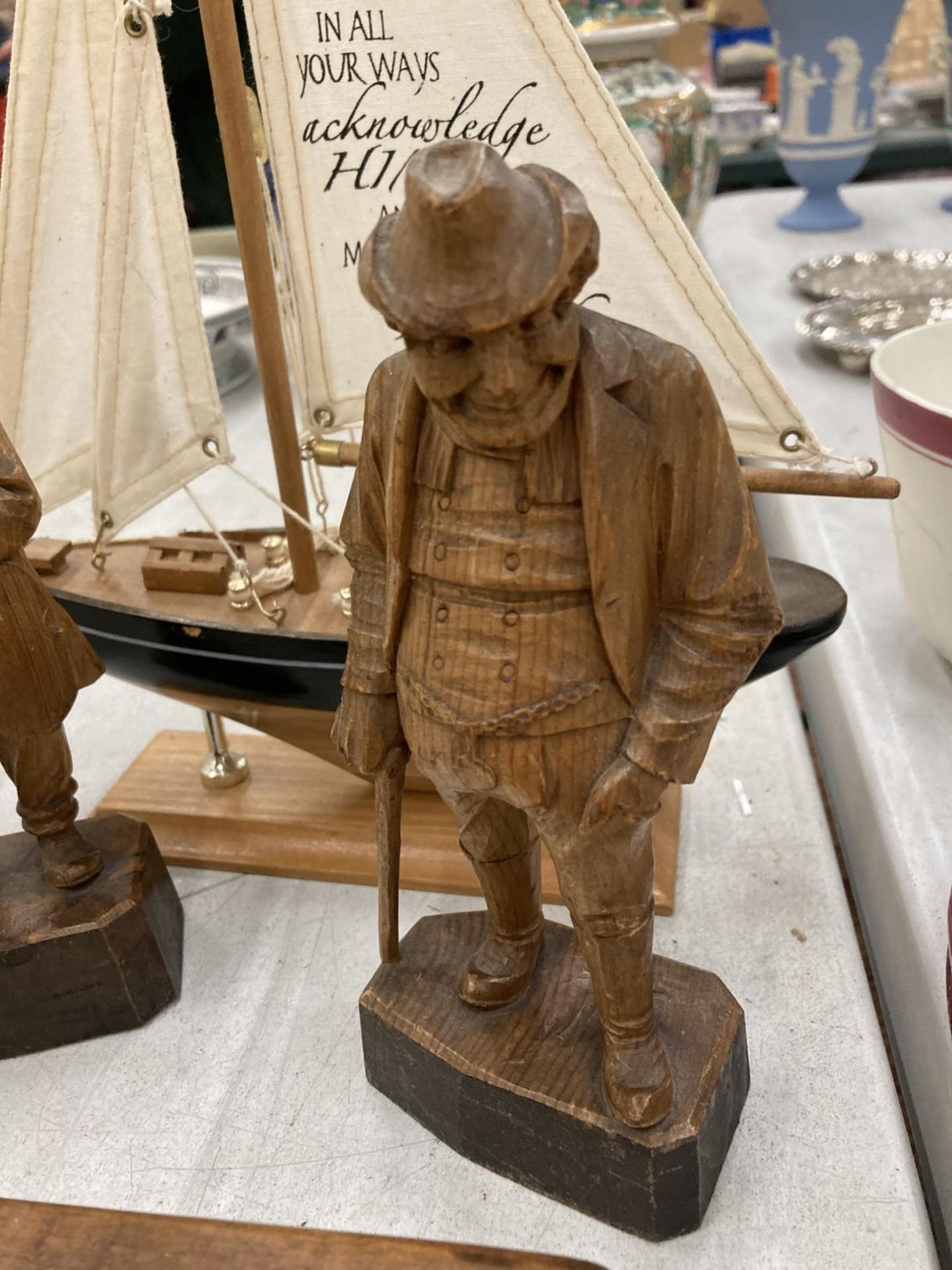 A QUANTITY OF TREEN ITEMS TO INCLUDE A BOX, FIGURES, A BOAT, ETC - Image 3 of 4