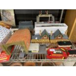 AN ASSORTMENT OF MODEL TRAIN ITEMS TO INCLUDE A HORNBY 00 GAUGE 'UNITED DAIRIES' SCALE MODEL AND