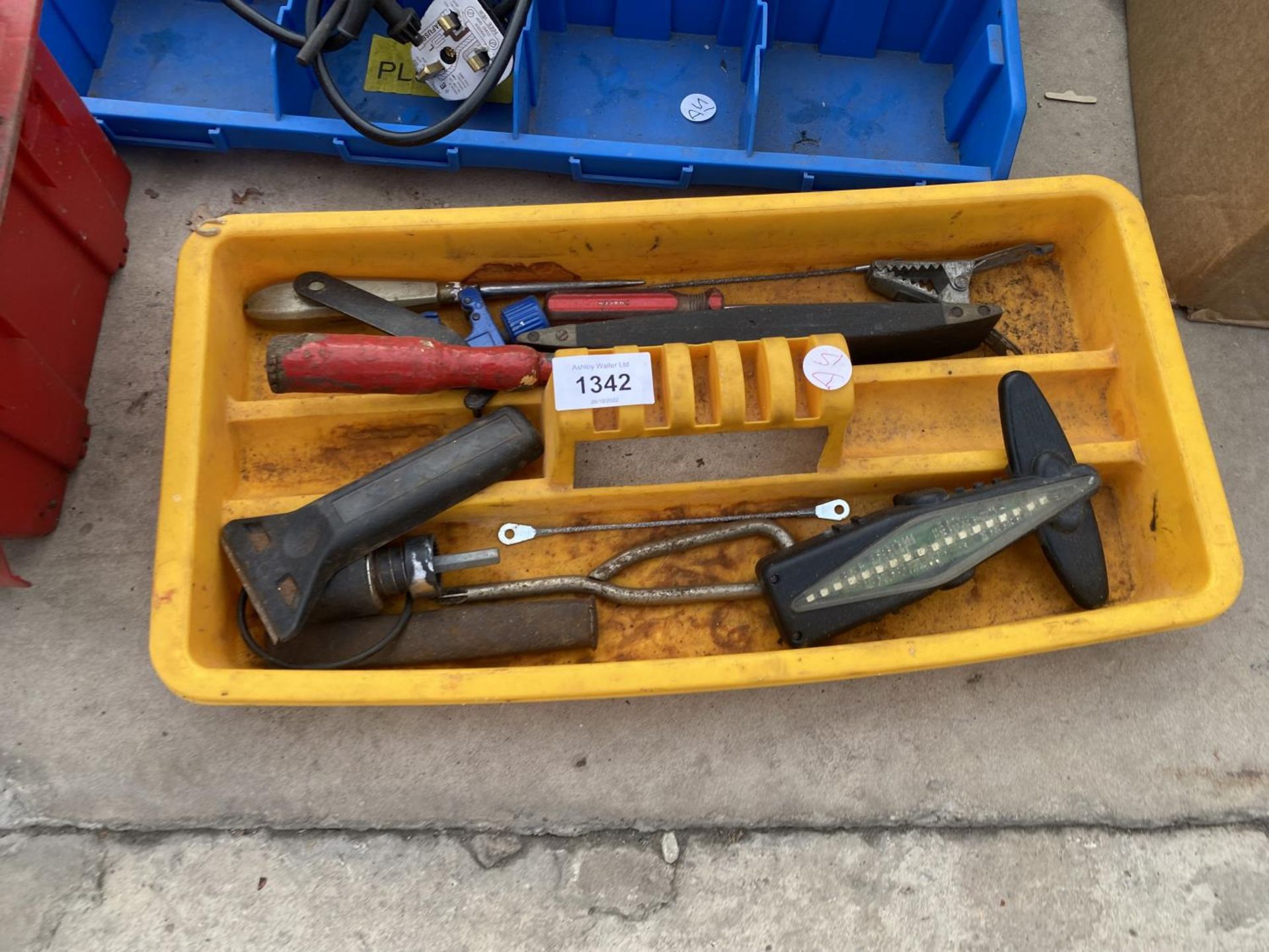 AN ASSORTMENT OF TOOLS TO INCLUDE LIN BINS AND A TRONIC DRILL - Image 2 of 3