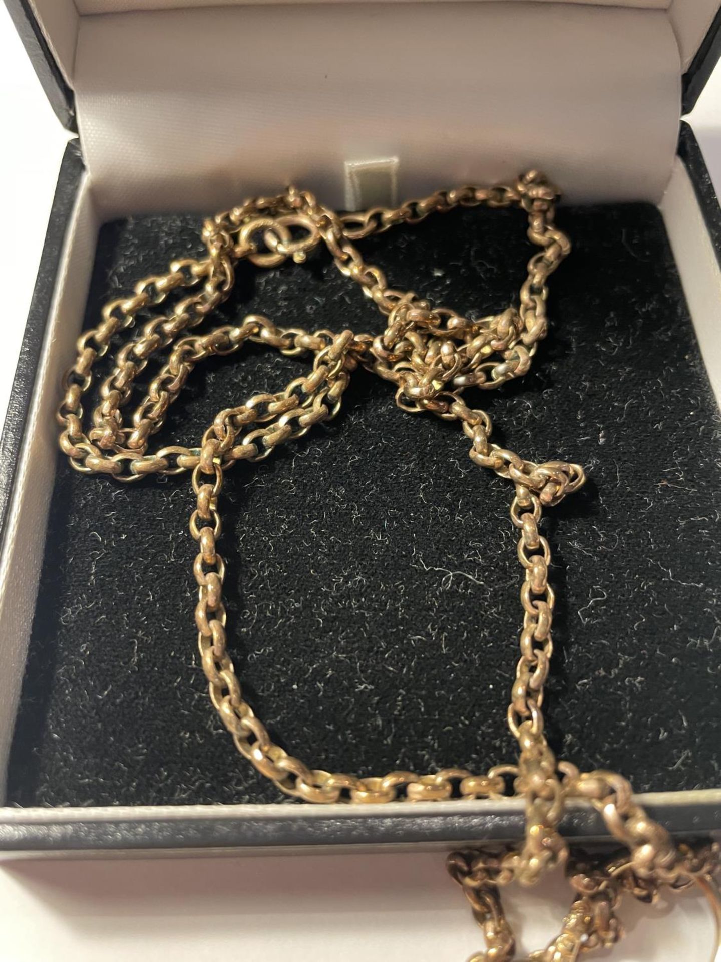 A YELLOW METAL CHAIN WITH A DECORATIVE MAGNIFYING GLASS PENDANT IN A PRESENTATION BOX - Image 2 of 4