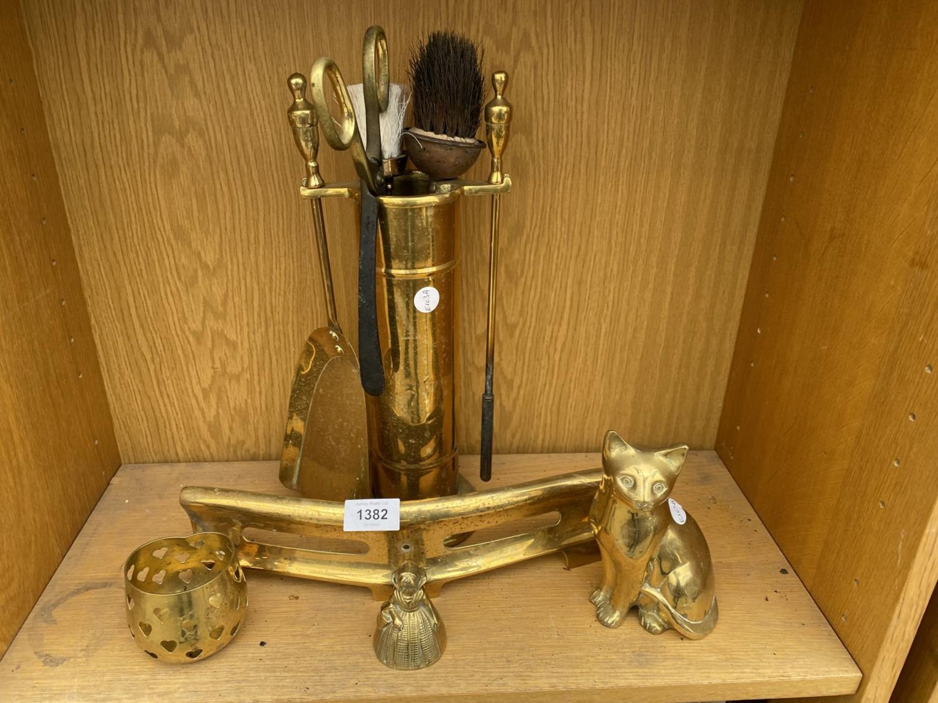AN ASSORTMENT OF BRASS ITEMS TO INCLUDE A FIRE COMPANION SET, A FIRE FRONT AND A FIGURE OF A CAT ETC