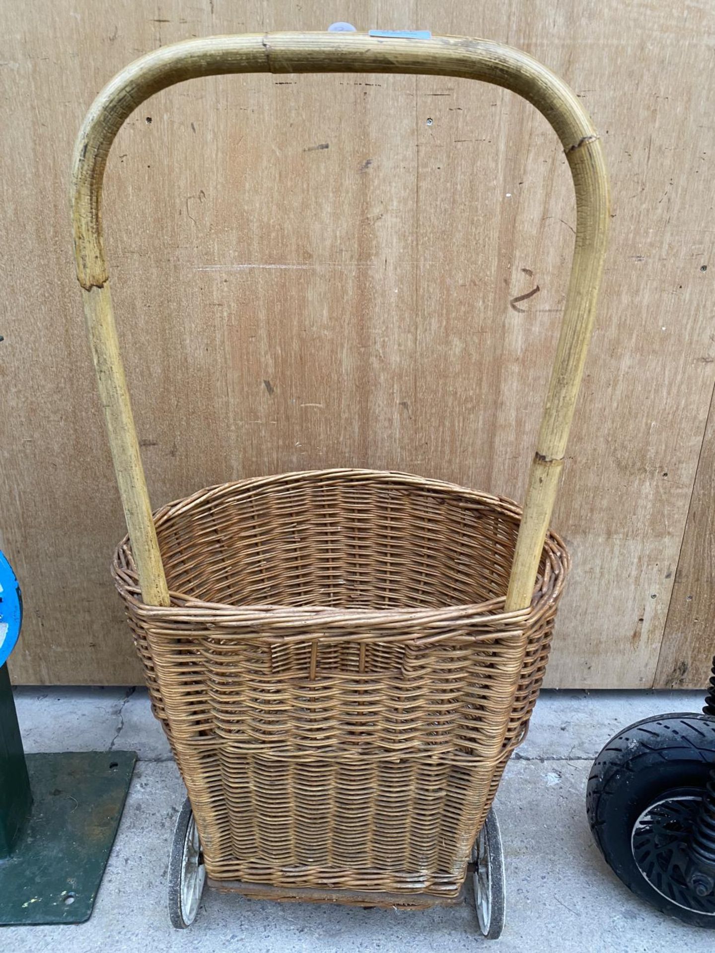 A VINTAGE 1950'S WICKER SHOPPING BASKET - Image 3 of 5