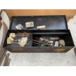 A VINTAGE METAL TOOL CHEST WITH AN ASSORTMENT OF TOOLS TO INCLUDE TAP AND DIES, CALIPERS AND AMP