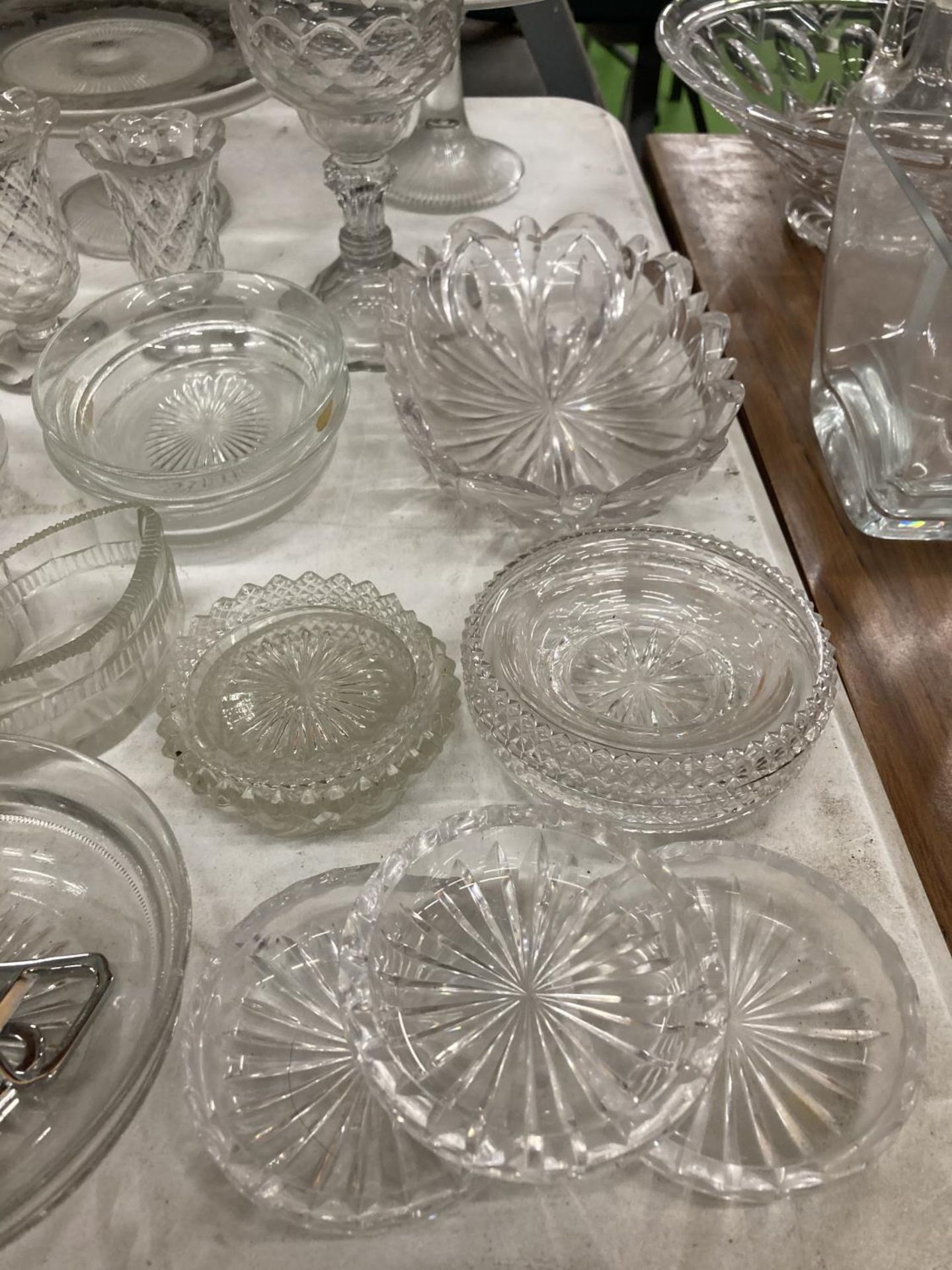 A QUANTITY OF GLASSWARE TO INCLUDE CAKE STANDS, VASES, BOWLS, DISHES, ETC - Image 2 of 4