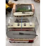FOUR 1/76 SCALE DIECAST MODELS TO INCLUDE TWO BOXED OXFORD DIECAST BUSES AND TWO UNBOXED CORGI TRAMS