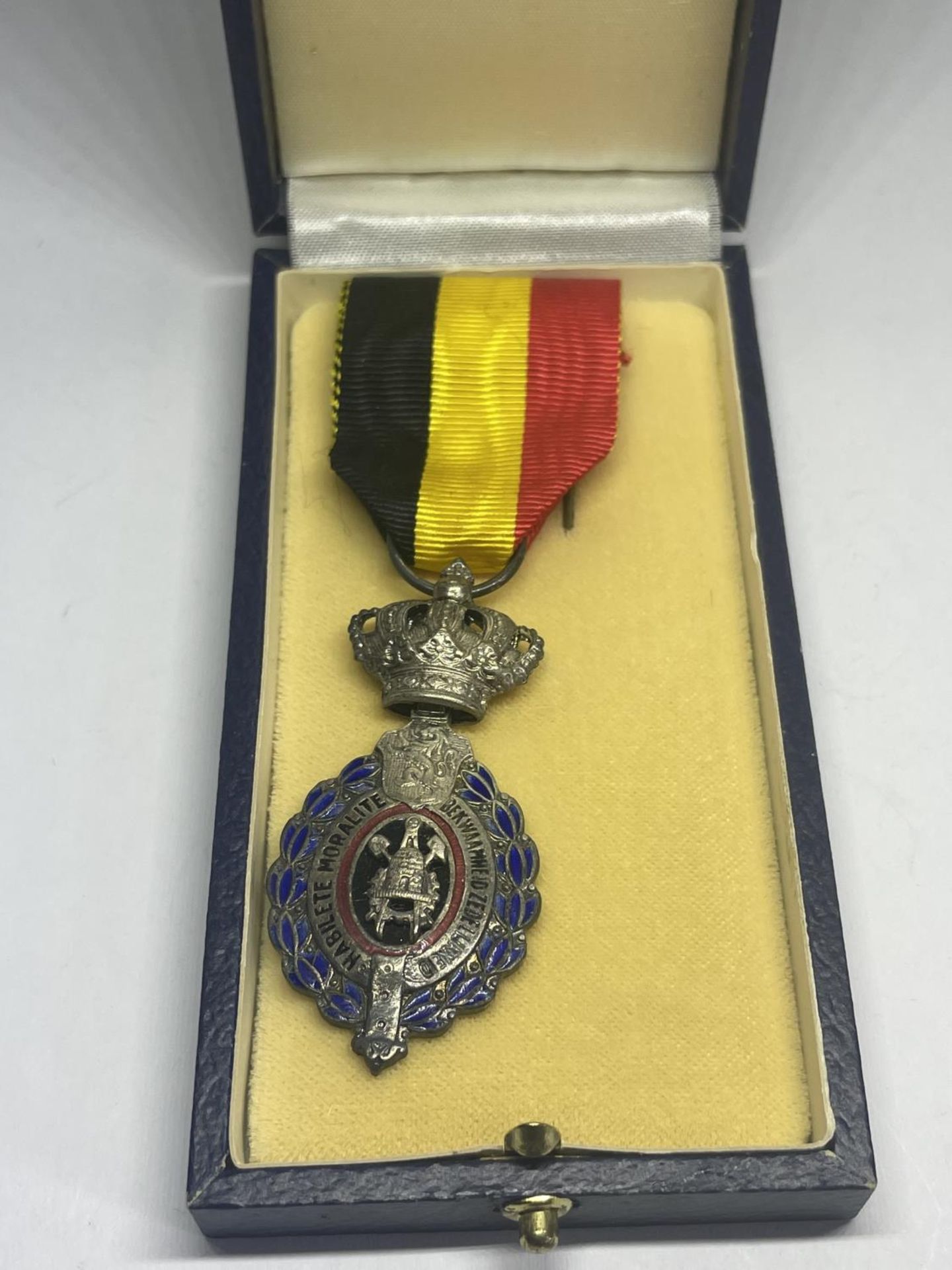 A FRENCH MEDAL IN A PRESENTATION BOX - Image 2 of 3