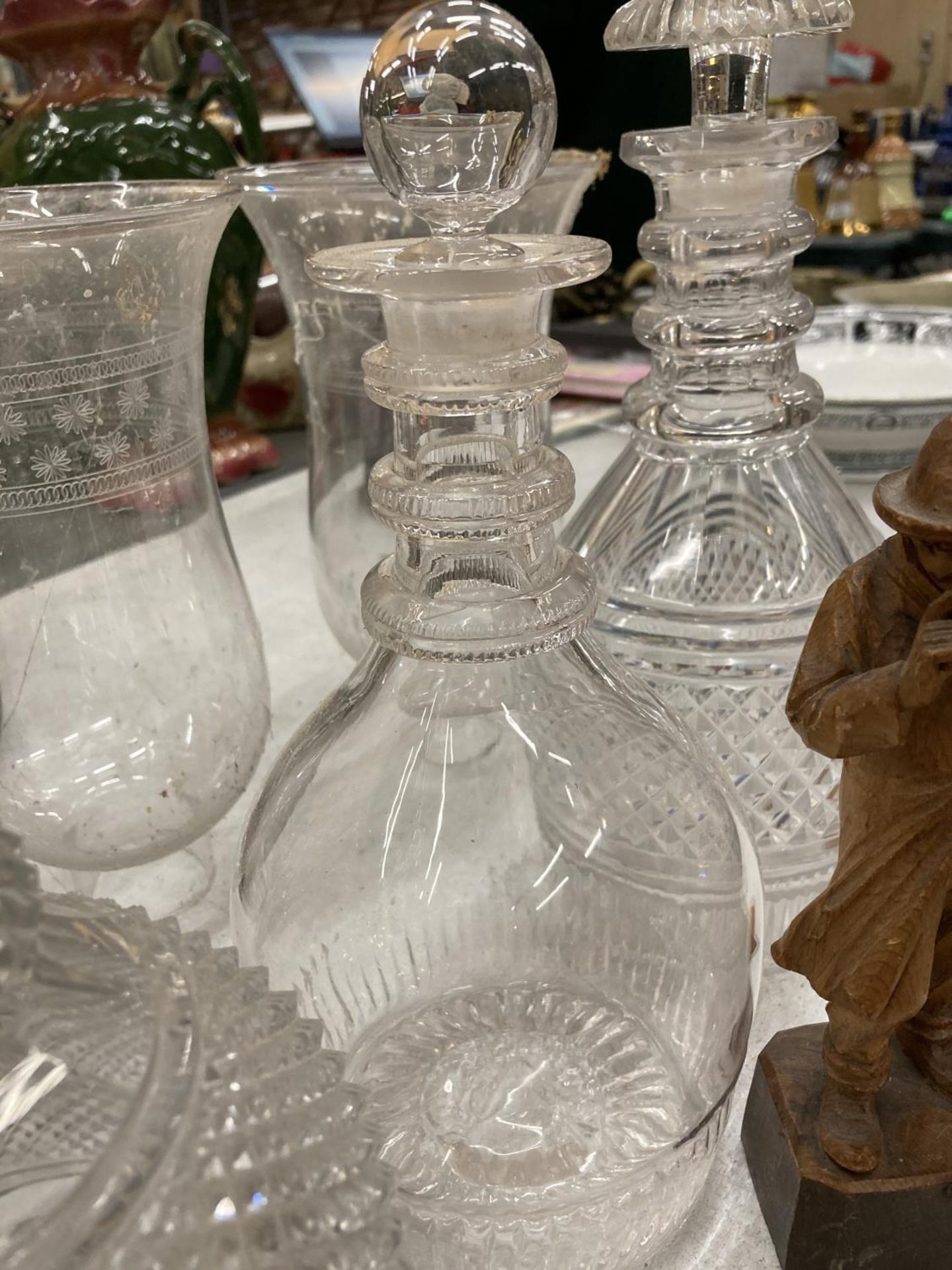 A COLLECTION OF GLASSWARE TO INCLUDE A NUMBER OF DECANTERS TO INCLUDE HOBNAIL, CUT GLASS, ETC PLUS - Image 4 of 4