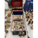 A LARGE QUANTITY OF COSTUME JEWELLERY TO INCLUDE CUFFLINKS, BROOCHES, EARRINGS, PEARLS, BEADS, ETC