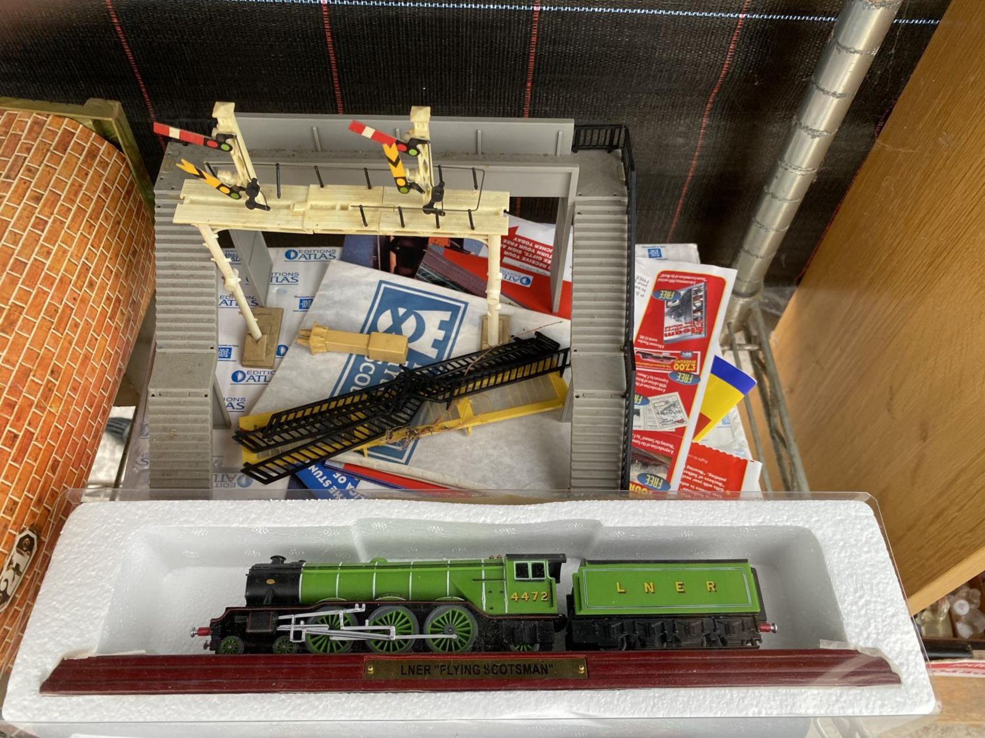 AN ASSORTMENT OF MODEL TRAIN ITEMS TO INCLUDE A HORNBY 00 GAUGE 'UNITED DAIRIES' SCALE MODEL AND - Bild 8 aus 8