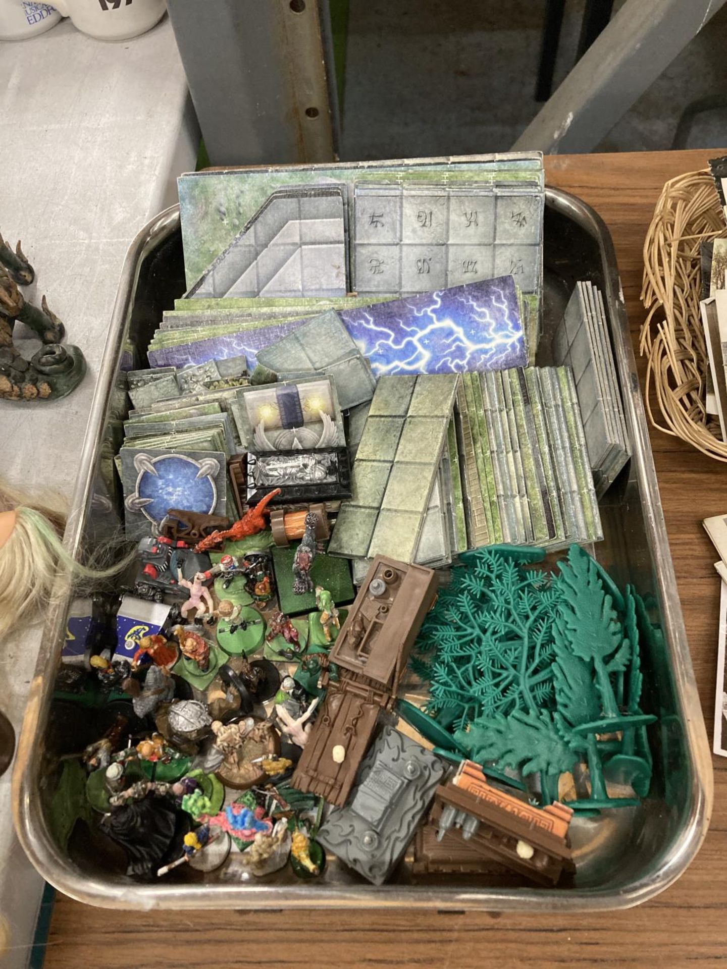 A QUANTITY OF PAINTED WARHAMMER METAL FIGURES AND ACCESSORIES