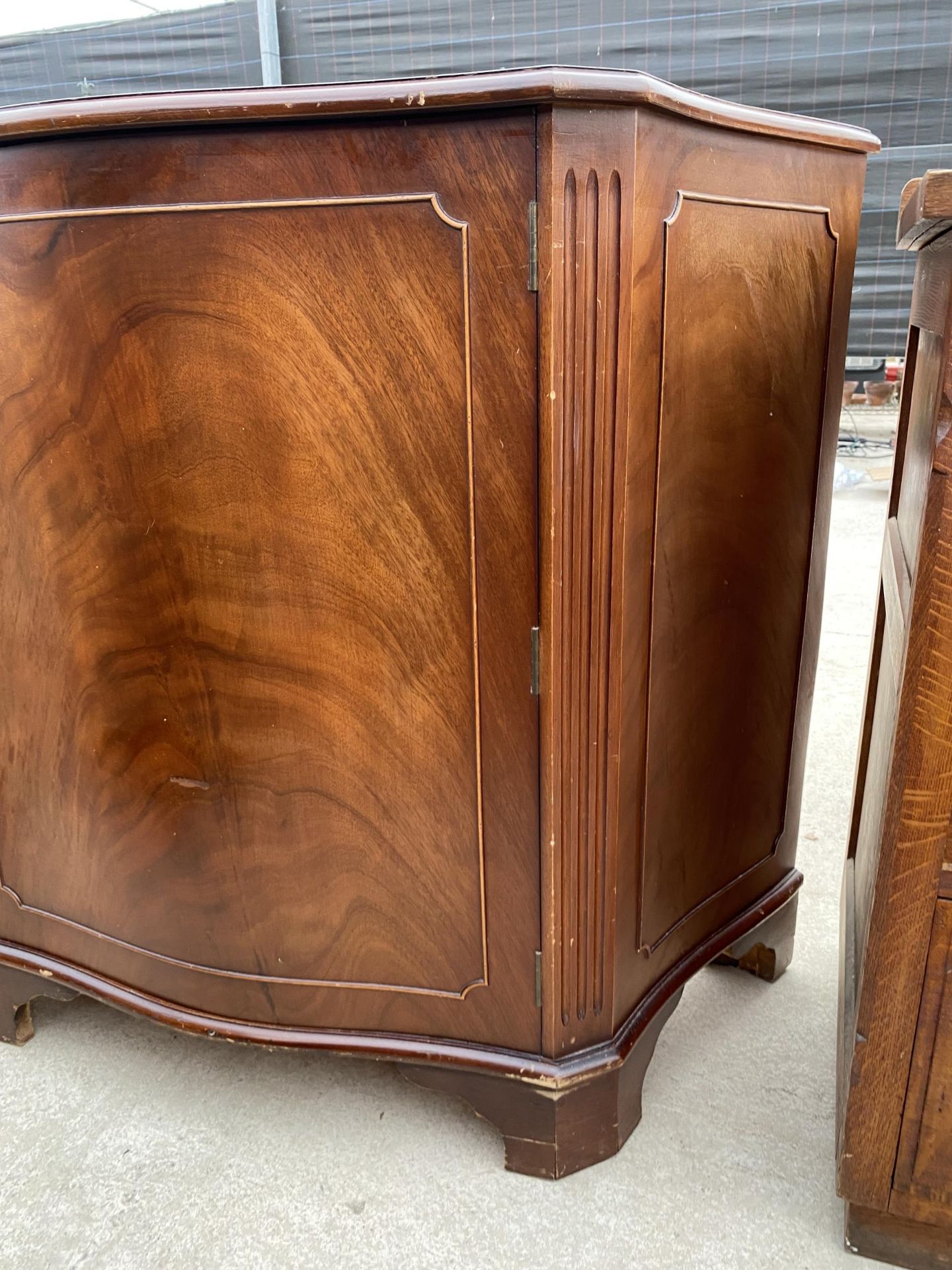 A MAHOGANY SERPENTINE FRONTED SIDE CABINET, 40" WIDE - Image 3 of 5