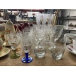 A QUANTITY OF ETCHED GLASSES TO INCLUDE WINE, SHERRY, TUMBLERS, ETC