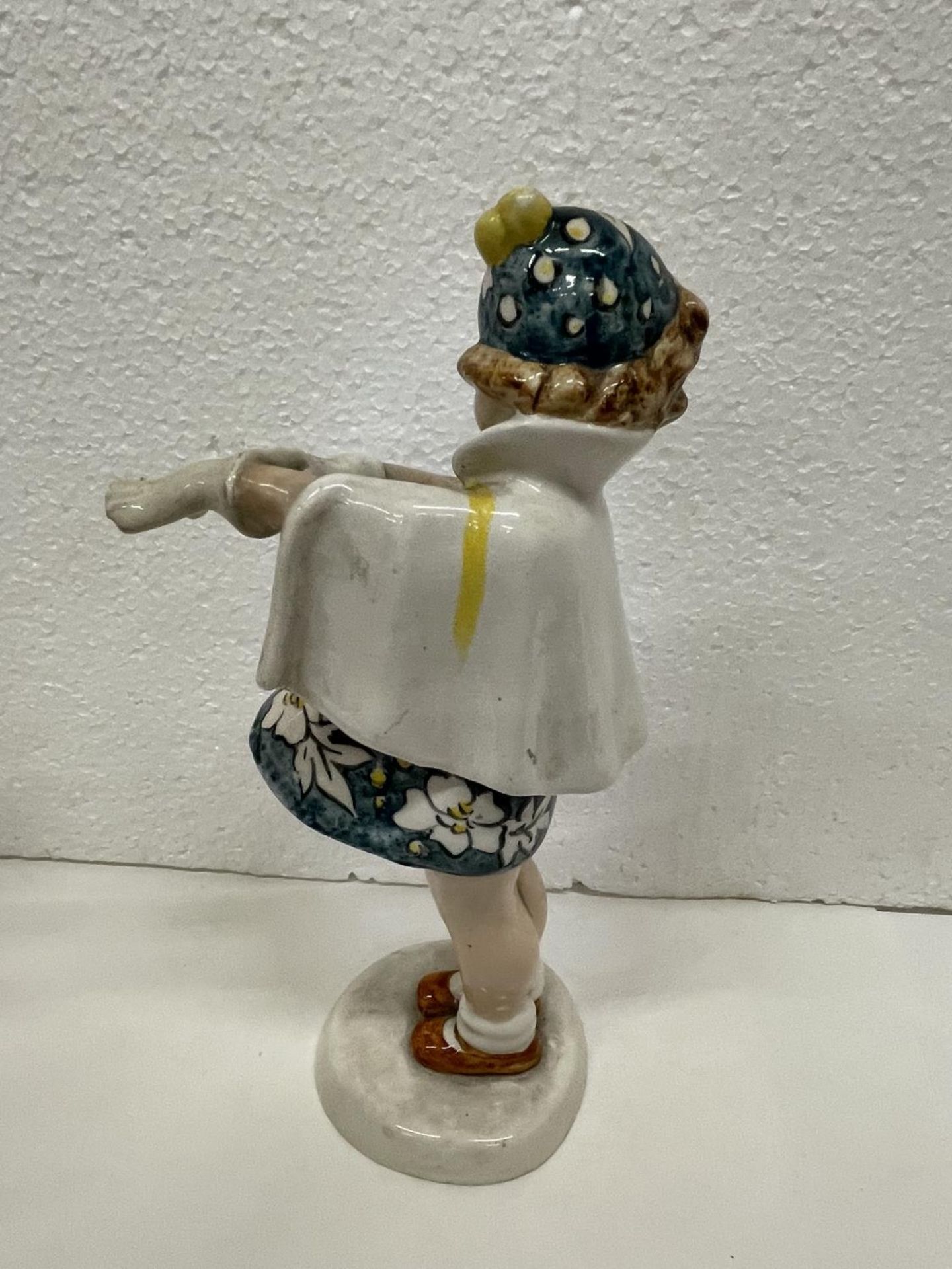 A GOLDSHIEIDER FIGURE OF GIRL PUTTING ON GLOVES HEIGHT 23CMS - Image 3 of 5