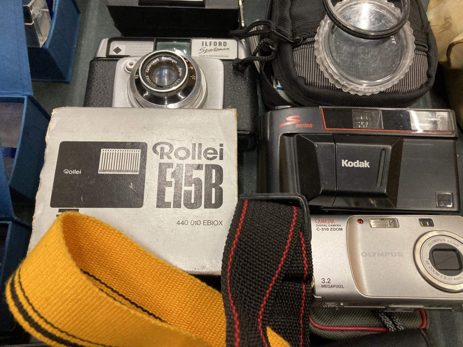 A QUANTITY OF CAMERAS AND ACCESSORIES TO INCLUDE ILFORD SPORTSMAN, KODAK INSTAMATIC, OLYMPUS - Image 5 of 6