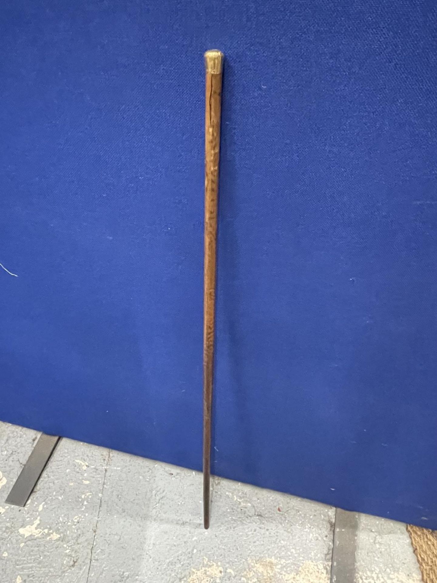 A WALKING CANE WITH AN 18 CARAT GOLD FINIAL DATED 1889 AND ENGRAVED