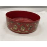 A BELIEVED ENGLISH REGENCY CIRCA 19TH CENTURY WINE COASTER IN CINNABAR RED LACQUER WITH DECORATIVE