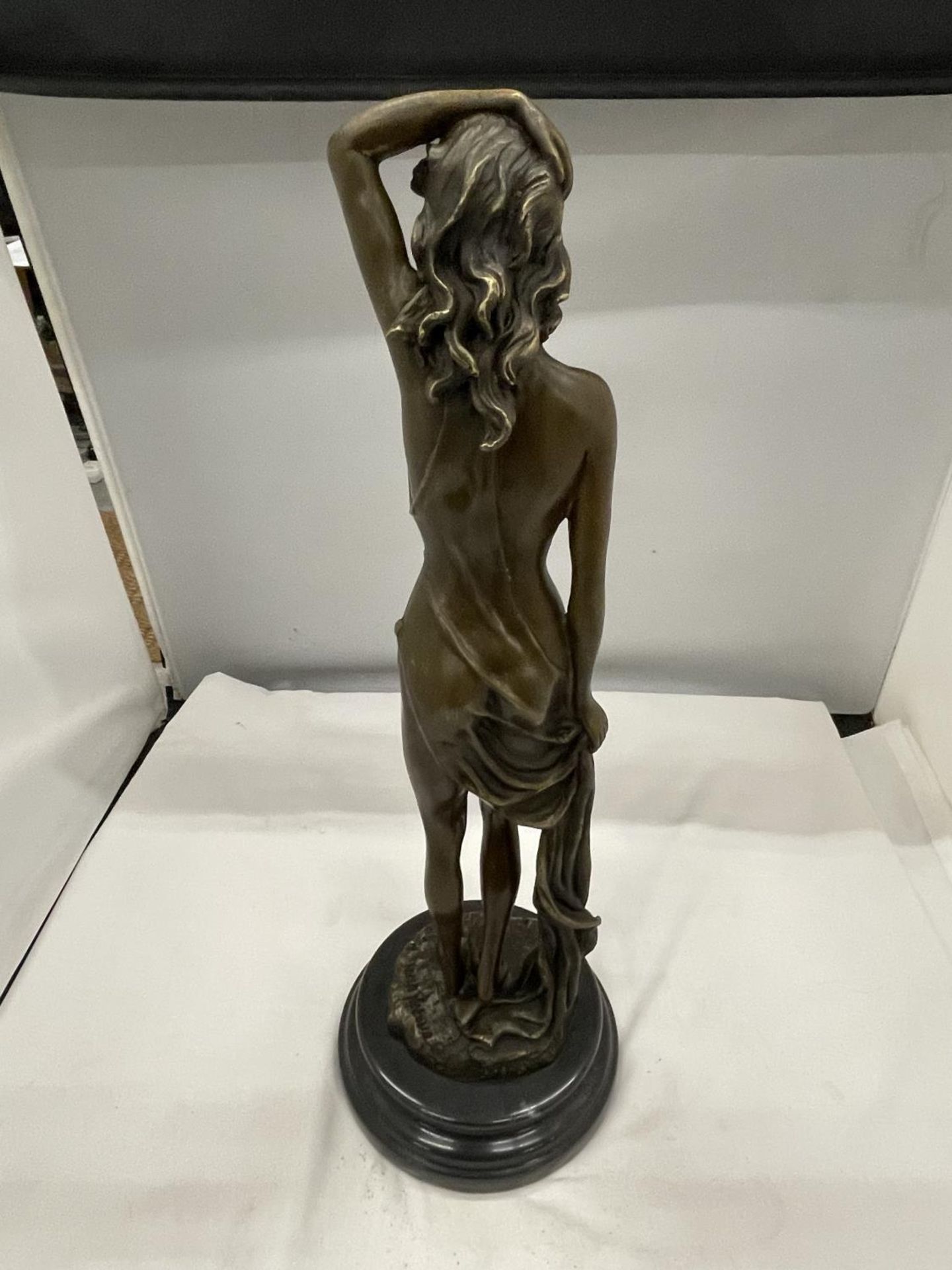 A BRONZE NUDE WOMAN ON A MARBLE BASE SIGNED HEIGHT 45CM - Image 3 of 5