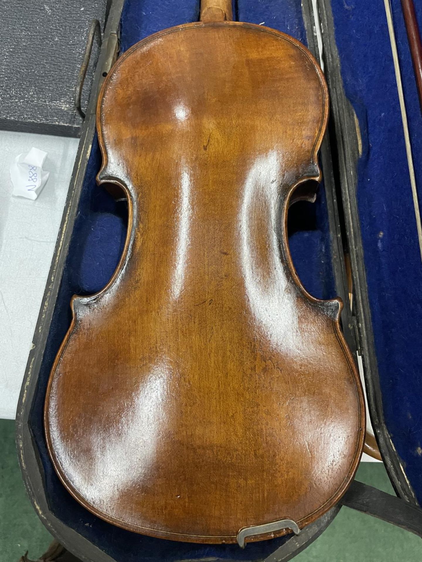 A CASED 19TH CENTURY STRADIVARIUS STYLE VIOLIN BEARS PAPER LABEL "ANTONIUS STRADIVARIUS CREMONTIS - Image 5 of 11