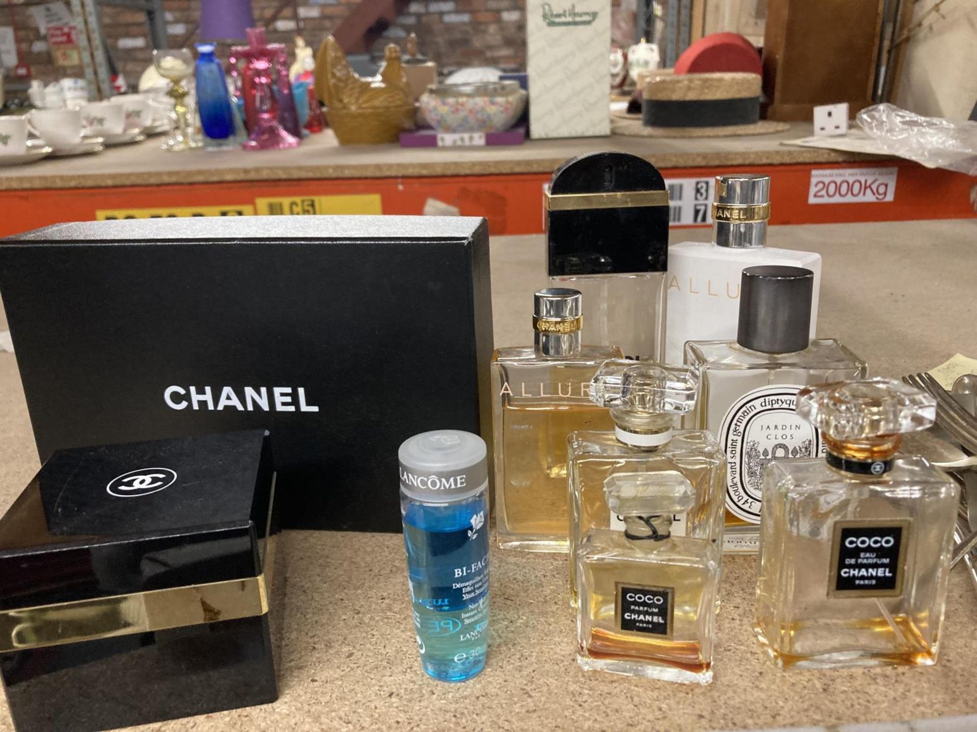 A QUANTITY OF PART BOTTLES OF PERFUME AND AFTERSHAVE TO INCLUDE CHANEL PLUS PART POT OF COCO