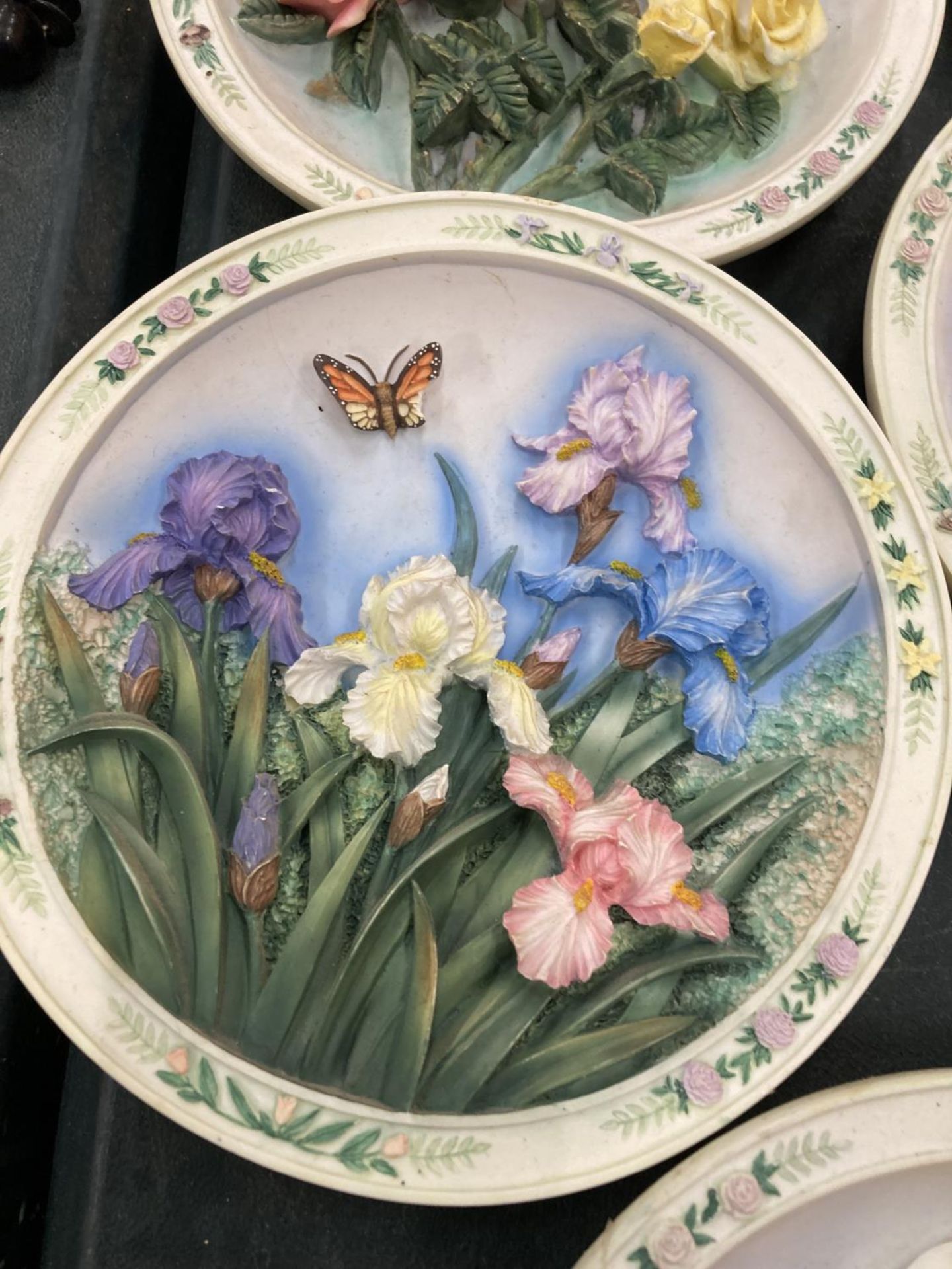 A COLLECTION OF LENA LIU 'BEAUTIFUL GARDENS' CABINET PLATES - 6 IN TOTAL, SOME A/F - Image 3 of 7