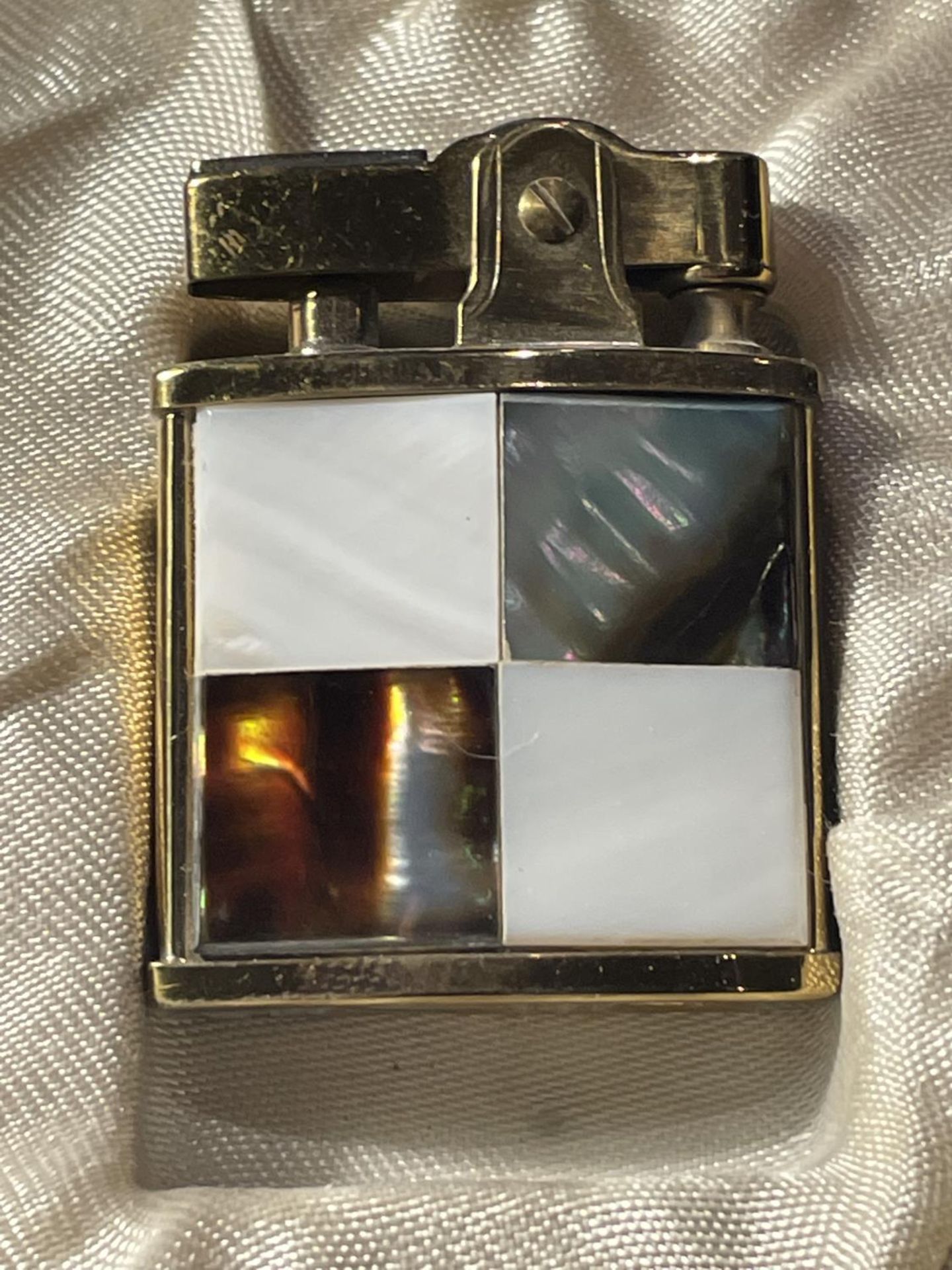 A VINTAGE BOXED SET COMPRISING OF A MOTHER OF PEARL HILTON LIGHTER AND A MATCHING MIRRORED COMPACT - Image 4 of 7